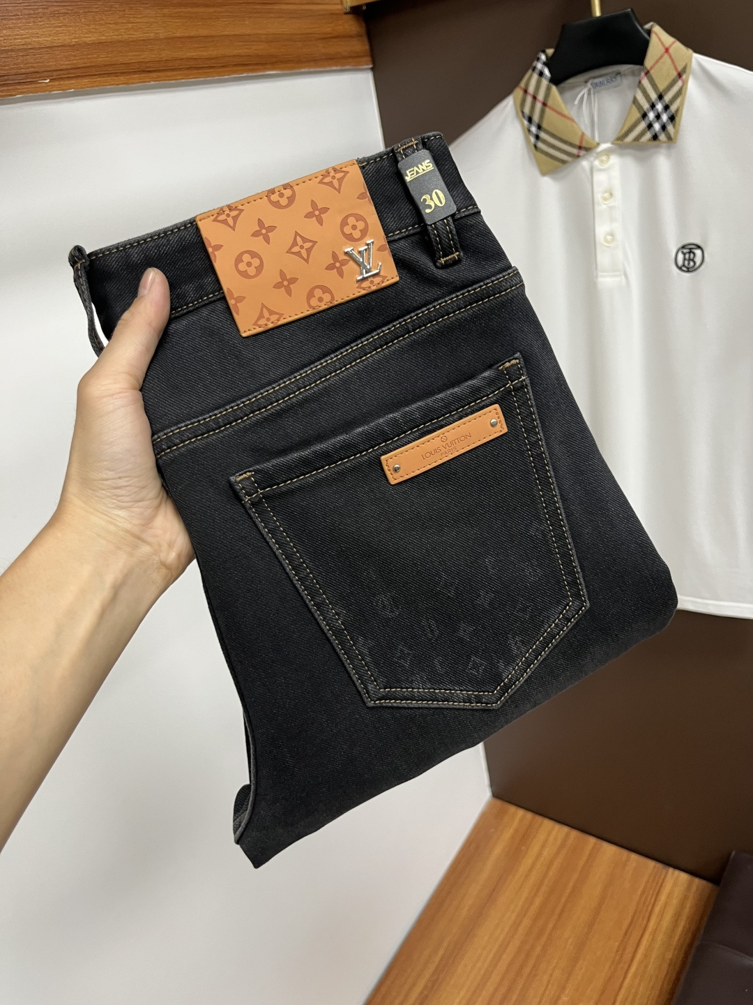 NO:568680,LV's latest 2025 autumn jeans are stress-free in and out of the store. Best-selling models in the counter. Taste and value are shared. Very comfortable to wear. Low-key yet luxurious. Very classy to wear. Needless to say the trousers style and cut. The upper body is exquisite and vivid. Real first-class top quality. Really top-level casual pants, using Turkish cotton. The most famous denim is produced. The quality is outstanding. After heavy washing, the pants are very soft. The straight-leg version is not picky.  The upper body is absolutely stylish QD25 is extremely luxurious!  Size 29-38,,louis vuitton,jeans,alexander wang19860909LV 2025年秋季最新品牛仔裤出入专卖店无压力 专柜热销款 品味与价值共享 身穿着非常舒适 低调不失奢华 穿出去非常有档次,裤型款式和裁剪亦无需多言 上身精致跃然.真正一等一顶级质料 真正殿堂级的休闲裤,选用土耳其的棉花 生产出最有名的单宁布 品质卓然 经过重水洗使得裤子很柔软 直脚的版型 不挑人 上身绝对的有型 QD25 极度奢华！尺码29-38,,louis vuitton,jeans,alexander wang,Men's clothing