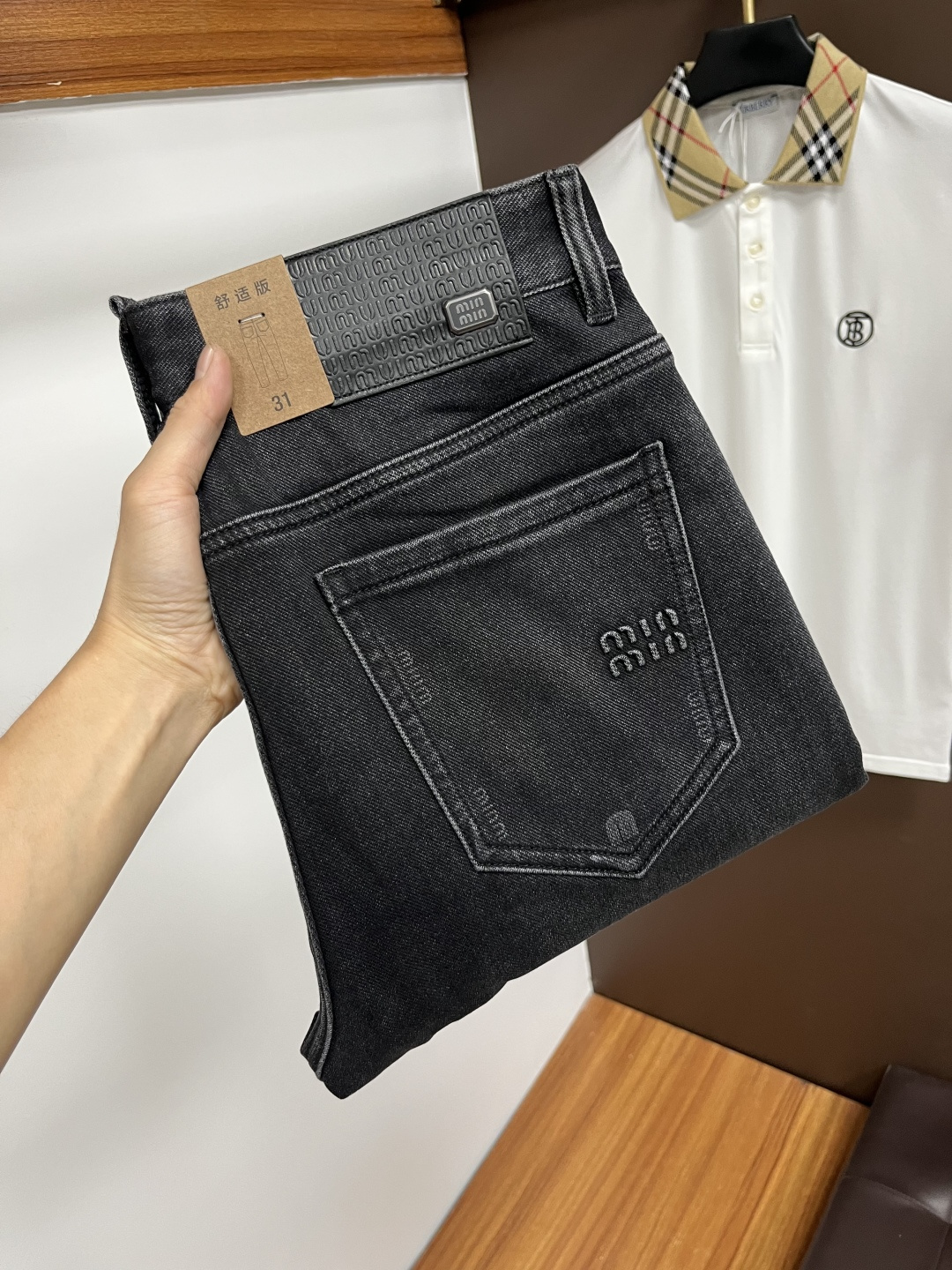 NO:568690,miumiu's 2025 autumn latest jeans are stress-free when entering and leaving the store. Best-selling models in the counter. Taste and value are shared. Very comfortable to wear. Low-key yet luxurious. Very classy to wear. Needless to say the trousers style and cut. The upper body is exquisite and vivid. Real first-class top quality materials. Really palace-level casual pants, using Turkish cotton to produce the most famous denim. Excellent quality. Heavy washing makes the pants very soft. Straight-leg version.  Don't be picky, the upper body is absolutely stylish QD25 is extremely luxurious!  Size 29-38,,miumiu,jeans,alexander wang19860909miumiu 2025年秋季最新品牛仔裤出入专卖店无压力 专柜热销款 品味与价值共享 身穿着非常舒适 低调不失奢华 穿出去非常有档次,裤型款式和裁剪亦无需多言 上身精致跃然.真正一等一顶级质料 真正殿堂级的休闲裤,选用土耳其的棉花 生产出最有名的单宁布 品质卓然 经过重水洗使得裤子很柔软 直脚的版型 不挑人 上身绝对的有型 QD25 极度奢华！尺码29-38,,miumiu,jeans,alexander wang,Men's clothing