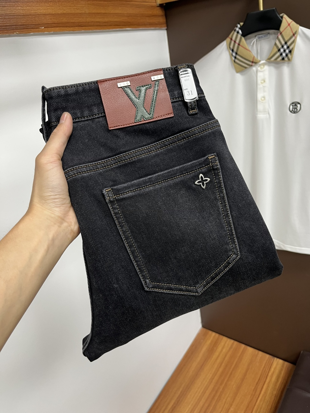 NO:568695,LV's latest 2025 autumn jeans are stress-free in and out of the store. Best-selling models in the counter. Taste and value are shared. Very comfortable to wear. Low-key yet luxurious. Very classy to wear. Needless to say the trousers style and cut. The upper body is exquisite and vivid. Real first-class top quality. Really top-level casual pants, using Turkish cotton. The most famous denim is produced. The quality is outstanding. After heavy washing, the pants are very soft. The straight-leg version is not picky.  The upper body is absolutely stylish QD25 is extremely luxurious!  Size 29-38,,louis vuitton,jeans,alexander wang19860909LV 2025年秋季最新品牛仔裤出入专卖店无压力 专柜热销款 品味与价值共享 身穿着非常舒适 低调不失奢华 穿出去非常有档次,裤型款式和裁剪亦无需多言 上身精致跃然.真正一等一顶级质料 真正殿堂级的休闲裤,选用土耳其的棉花 生产出最有名的单宁布 品质卓然 经过重水洗使得裤子很柔软 直脚的版型 不挑人 上身绝对的有型 QD25 极度奢华！尺码29-38,,louis vuitton,jeans,alexander wang,Men's clothing