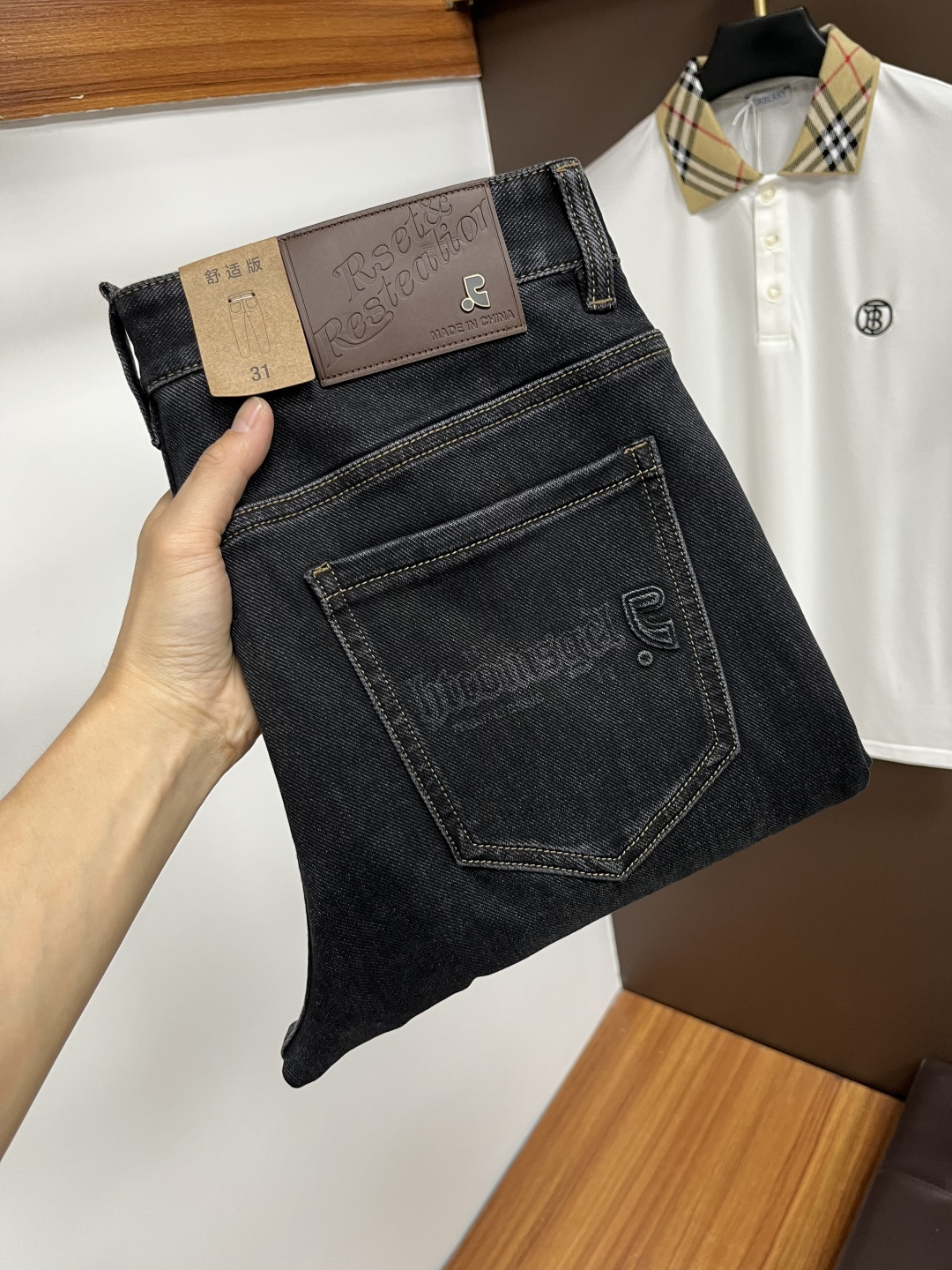 NO:568698,Mengkou 2025 autumn latest jeans, no pressure to go in and out of the store. Best-selling models in the counter. Shared taste and value. Very comfortable to wear. Low-key yet luxurious. Very classy to wear. Needless to say the trousers style and cut. The upper body is exquisite and vivid. Real first-class top quality. Really palace-level casual pants, using Turkish cotton. The most famous denim is produced. The quality is outstanding. After heavy washing, the pants are very soft. Straight-leg version.  Don't be picky, the upper body is absolutely stylish QD25 is extremely luxurious!  Size 29-38,,Moncler,jeans,alexander wang19860909蒙口 2025年秋季最新品牛仔裤出入专卖店无压力 专柜热销款 品味与价值共享 身穿着非常舒适 低调不失奢华 穿出去非常有档次,裤型款式和裁剪亦无需多言 上身精致跃然.真正一等一顶级质料 真正殿堂级的休闲裤,选用土耳其的棉花 生产出最有名的单宁布 品质卓然 经过重水洗使得裤子很柔软 直脚的版型 不挑人 上身绝对的有型 QD25 极度奢华！尺码29-38,,Moncler,jeans,alexander wang,Men's clothing