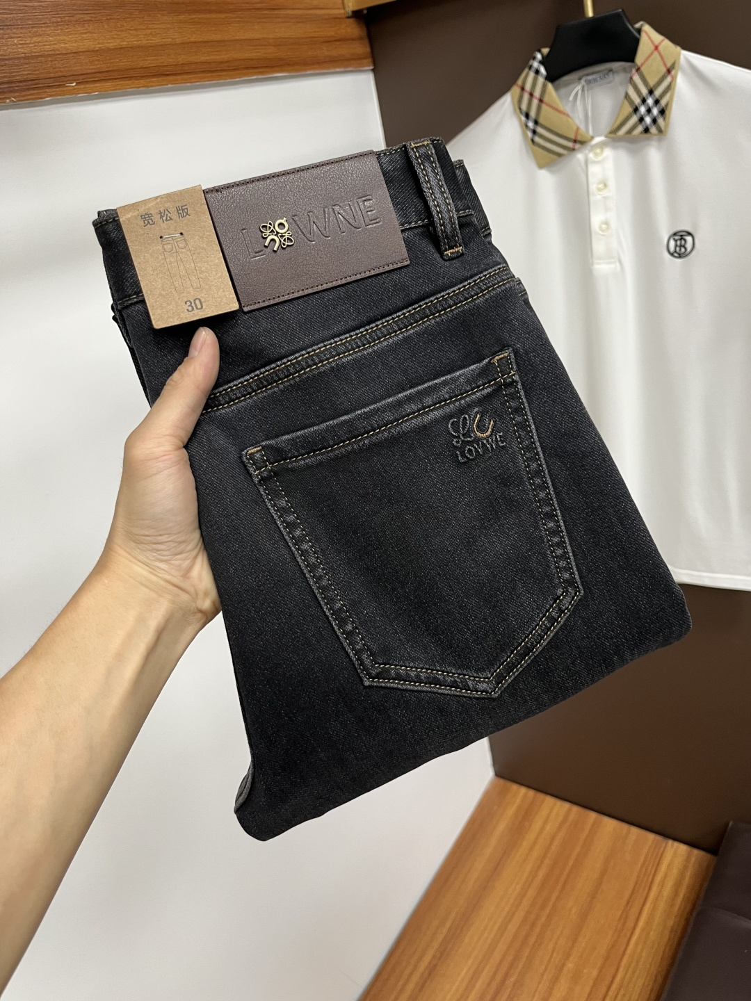 NO:568701,Loewe's 2025 autumn latest jeans are stress-free in the store. Best-selling models in the counter. Taste and value are shared. Very comfortable to wear. Low-key yet luxurious. Very classy to wear. Needless to say the trousers style and cut. The upper body is exquisite and vivid. Real first-class top quality. Really palace-level casual pants, using Turkish cotton to produce the most famous denim. Excellent quality. Heavy washing makes the pants very soft. Straight-leg version.  Don't be picky, the upper body is absolutely stylish QD25 is extremely luxurious!  Size 29-38,,loewe,jeans,alexander wang19860909罗意威 2025年秋季最新品牛仔裤出入专卖店无压力 专柜热销款 品味与价值共享 身穿着非常舒适 低调不失奢华 穿出去非常有档次,裤型款式和裁剪亦无需多言 上身精致跃然.真正一等一顶级质料 真正殿堂级的休闲裤,选用土耳其的棉花 生产出最有名的单宁布 品质卓然 经过重水洗使得裤子很柔软 直脚的版型 不挑人 上身绝对的有型 QD25 极度奢华！尺码29-38,,loewe,jeans,alexander wang,Men's clothing