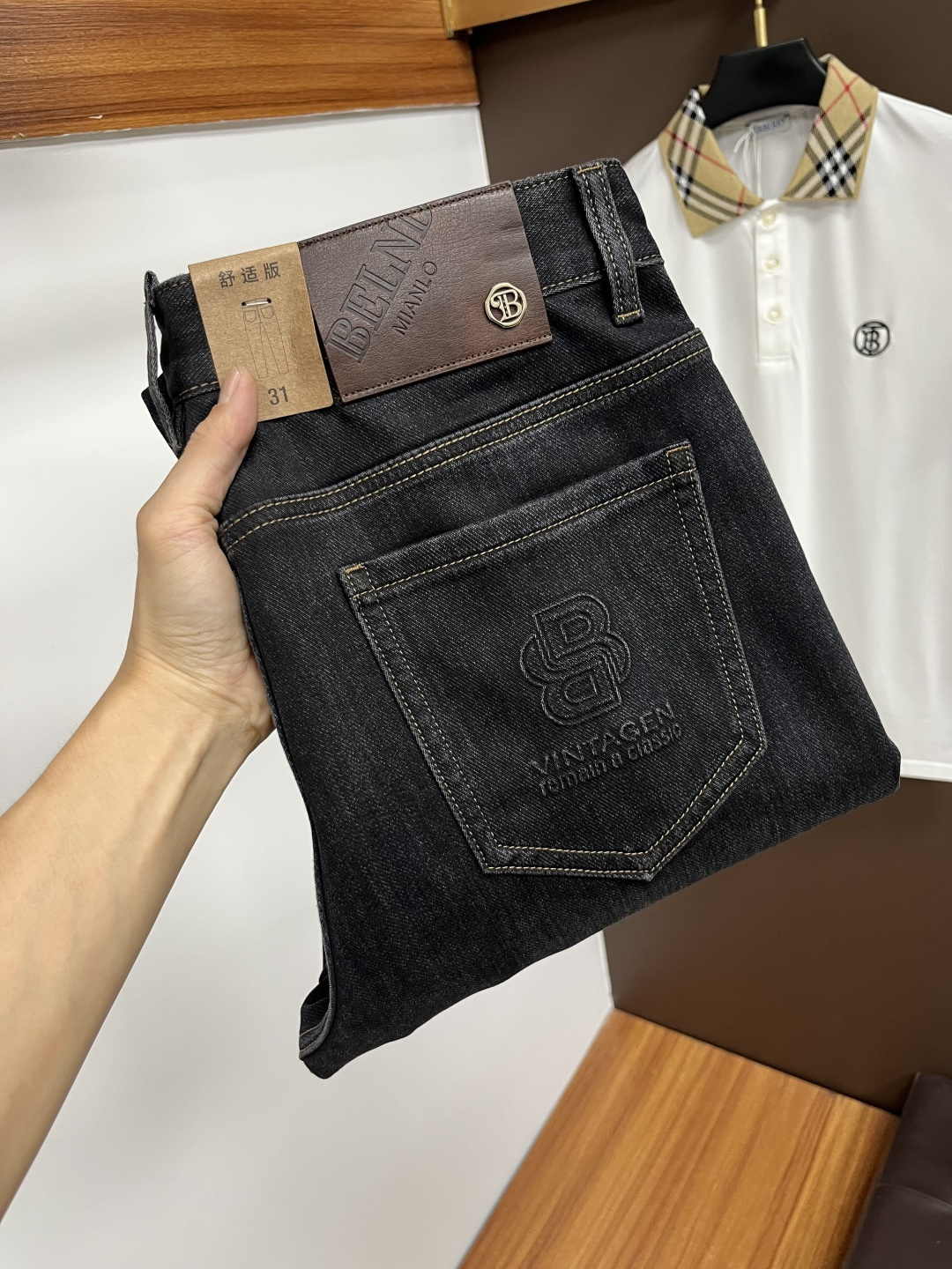 NO:568706,Balenciaga's 2025 autumn latest jeans are stress-free when entering and leaving the store. Best-selling models in the counter. Taste and value are shared. Very comfortable to wear. Low-key yet luxurious. Very classy to wear. Needless to say the trousers style and cut. The upper body is exquisite and vivid. Real first-class top quality. Really palace-level casual pants, using Turkish cotton to produce the most famous denim. Excellent quality. Heavy washing makes the pants very soft. Straight-leg version.  Don't be picky, the upper body is absolutely stylish QD25 is extremely luxurious!  Size 29-38,,balenciaga,jeans,alexander wang19860909巴黎世家 2025年秋季最新品牛仔裤出入专卖店无压力 专柜热销款 品味与价值共享 身穿着非常舒适 低调不失奢华 穿出去非常有档次,裤型款式和裁剪亦无需多言 上身精致跃然.真正一等一顶级质料 真正殿堂级的休闲裤,选用土耳其的棉花 生产出最有名的单宁布 品质卓然 经过重水洗使得裤子很柔软 直脚的版型 不挑人 上身绝对的有型 QD25 极度奢华！尺码29-38,,balenciaga,jeans,alexander wang,Men's clothing