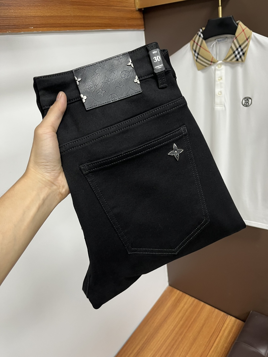 NO:568710,LV's latest 2025 autumn jeans are stress-free in and out of the store. Best-selling models in the counter. Taste and value are shared. Very comfortable to wear. Low-key yet luxurious. Very classy to wear. Needless to say the trousers style and cut. The upper body is exquisite and vivid. Real first-class top quality. Really top-level casual pants, using Turkish cotton. The most famous denim is produced. The quality is outstanding. After heavy washing, the pants are very soft. The straight-leg version is not picky.  The upper body is absolutely stylish QD25 is extremely luxurious!  Size 29-38,,louis vuitton,jeans,alexander wang19860909LV 2025年秋季最新品牛仔裤出入专卖店无压力 专柜热销款 品味与价值共享 身穿着非常舒适 低调不失奢华 穿出去非常有档次,裤型款式和裁剪亦无需多言 上身精致跃然.真正一等一顶级质料 真正殿堂级的休闲裤,选用土耳其的棉花 生产出最有名的单宁布 品质卓然 经过重水洗使得裤子很柔软 直脚的版型 不挑人 上身绝对的有型 QD25 极度奢华！尺码29-38,,louis vuitton,jeans,alexander wang,Men's clothing