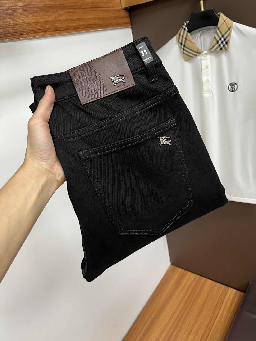 NO:570845,Burberry's latest autumn jeans are stress-free in and out of the store. The best-selling models in the counter share taste and value. They are very comfortable to wear. Low-key yet luxurious. They are very classy to wear. Needless to say the style and cut of the pants. The upper body is exquisite and vivid. Really first-class and top-quality materials. Really top-level casual pants, using Turkish cotton. The most famous denim is produced. The quality is outstanding. After heavy washing, the pants are very soft. The straight-leg shape is not picky.  The upper body is absolutely stylish QD25 is extremely luxurious!  Size 29-38,,burberry,jeans,alexander wang19860909巴宝莉 年秋季最新品牛仔裤出入专卖店无压力 专柜热销款 品味与价值共享 身穿着非常舒适 低调不失奢华 穿出去非常有档次,裤型款式和裁剪亦无需多言 上身精致跃然.真正一等一顶级质料 真正殿堂级的休闲裤,选用土耳其的棉花 生产出最有名的单宁布 品质卓然 经过重水洗使得裤子很柔软 直脚的版型 不挑人 上身绝对的有型 QD25 极度奢华！尺码29-38,,burberry,jeans,alexander wang,Men's clothing