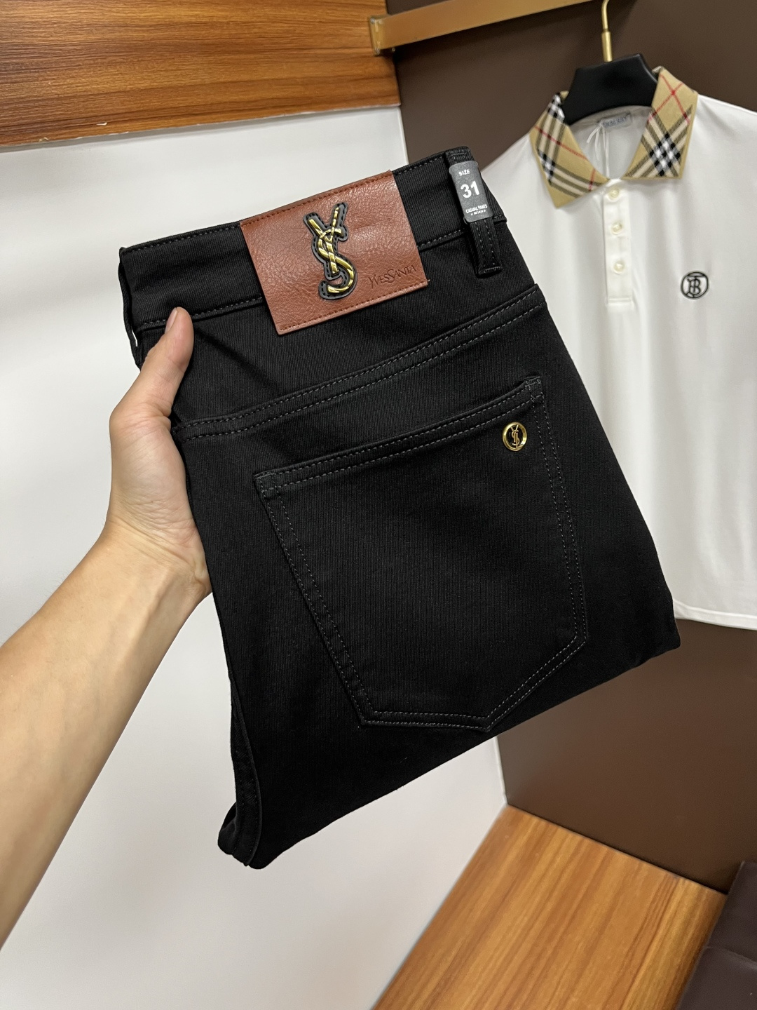 NO:570848,Yves Saint Laurent's latest autumn jeans are stress-free when entering and leaving the store. Best-selling models in the counter. Shared taste and value. Very comfortable to wear. Low-key yet luxurious. Very classy to wear. Needless to say the trousers style and cut. The upper body is exquisite and vivid. Really first-class and top-quality materials. Really top-level casual pants, using Turkish cotton. The most famous denim fabric is produced. The quality is outstanding. After heavy washing, the pants are very soft. The straight-leg version is not picky.  The upper body is absolutely stylish QD25 is extremely luxurious!  Size 29-38,,saint laurent,jeans,alexander wang19860909圣罗兰 年秋季最新品牛仔裤出入专卖店无压力 专柜热销款 品味与价值共享 身穿着非常舒适 低调不失奢华 穿出去非常有档次,裤型款式和裁剪亦无需多言 上身精致跃然.真正一等一顶级质料 真正殿堂级的休闲裤,选用土耳其的棉花 生产出最有名的单宁布 品质卓然 经过重水洗使得裤子很柔软 直脚的版型 不挑人 上身绝对的有型 QD25 极度奢华！尺码29-38,,saint laurent,jeans,alexander wang,Men's clothing