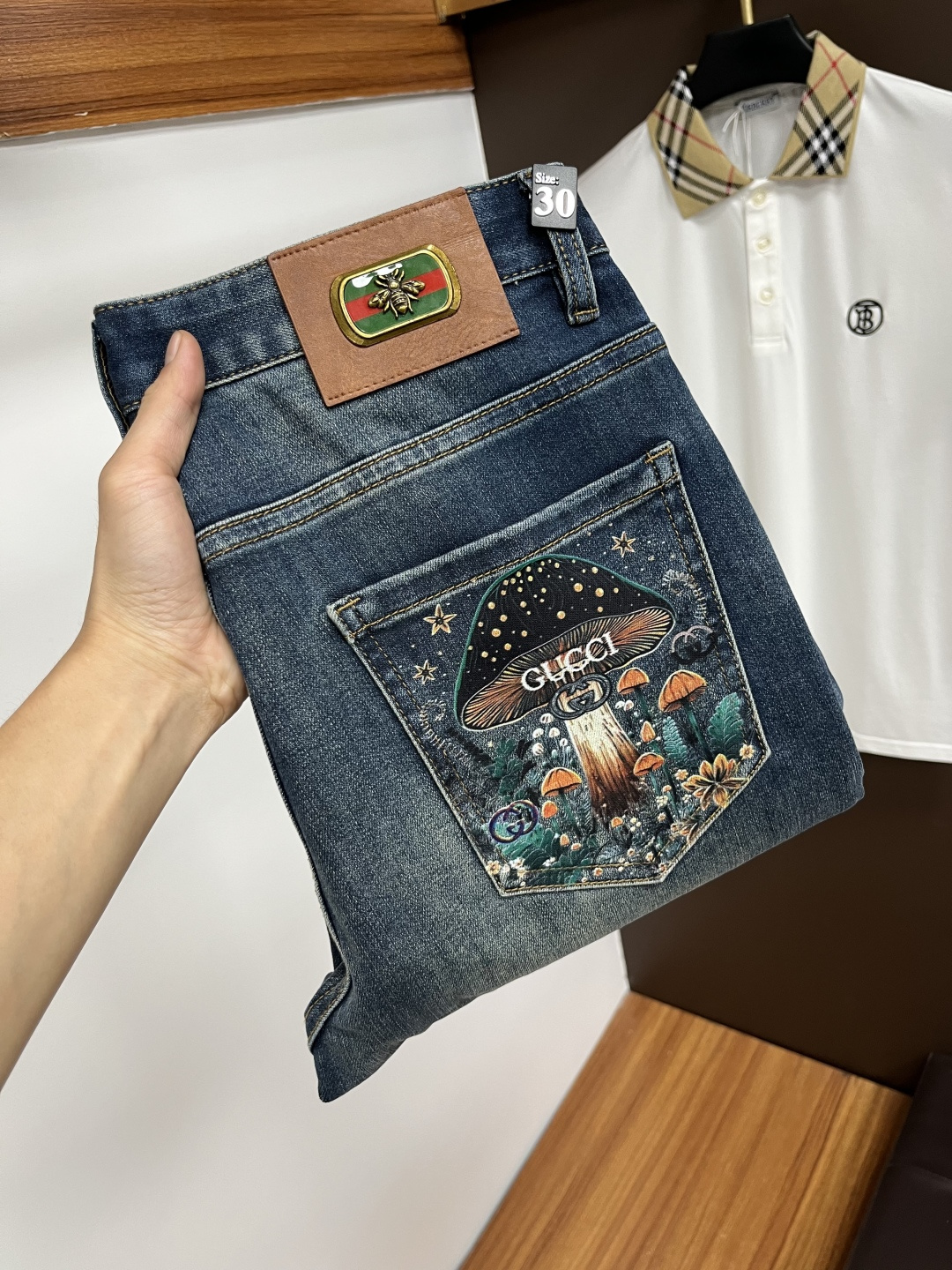 NO:570851,Gucci's latest autumn jeans are stress-free when entering and exiting the store. Best-selling models in the counter. Shared taste and value. Very comfortable to wear. Low-key yet luxurious. Very classy to wear. Needless to say the trousers style and cut. The upper body is exquisite and vivid. Really first-class and top-quality materials. Really top-level casual pants, using Turkish cotton. The most famous denim is produced. The quality is outstanding. After heavy washing, the pants are very soft. The straight-leg version is not picky.  The upper body is absolutely stylish QD25 is extremely luxurious!  Size 29-38,,jeans,alexander wang19860909古奇 年秋季最新品牛仔裤出入专卖店无压力 专柜热销款 品味与价值共享 身穿着非常舒适 低调不失奢华 穿出去非常有档次,裤型款式和裁剪亦无需多言 上身精致跃然.真正一等一顶级质料 真正殿堂级的休闲裤,选用土耳其的棉花 生产出最有名的单宁布 品质卓然 经过重水洗使得裤子很柔软 直脚的版型 不挑人 上身绝对的有型 QD25 极度奢华！尺码29-38,,jeans,alexander wang,Men's clothing