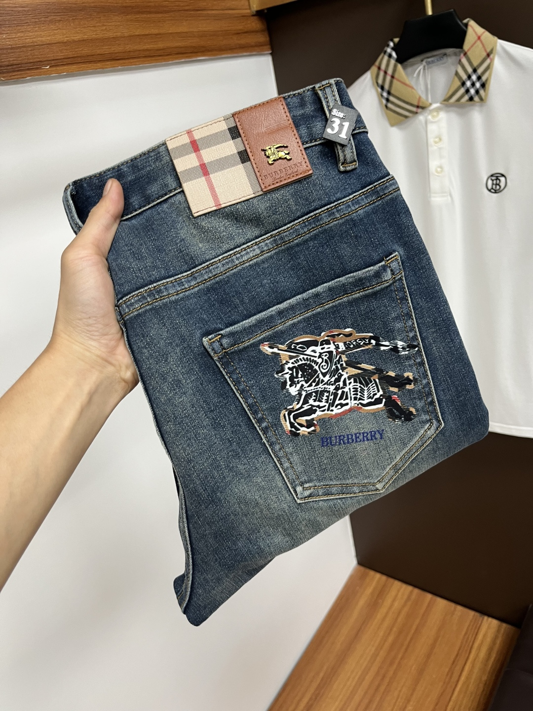 NO:570852,Burberry's latest autumn jeans are stress-free in and out of the store. The best-selling models in the counter share taste and value. They are very comfortable to wear. Low-key yet luxurious. They are very classy to wear. Needless to say the style and cut of the pants. The upper body is exquisite and vivid. Really first-class and top-quality materials. Really top-level casual pants, using Turkish cotton. The most famous denim is produced. The quality is outstanding. After heavy washing, the pants are very soft. The straight-leg shape is not picky.  The upper body is absolutely stylish QD25 is extremely luxurious!  Size 29-38,,burberry,jeans,alexander wang19860909巴宝莉 年秋季最新品牛仔裤出入专卖店无压力 专柜热销款 品味与价值共享 身穿着非常舒适 低调不失奢华 穿出去非常有档次,裤型款式和裁剪亦无需多言 上身精致跃然.真正一等一顶级质料 真正殿堂级的休闲裤,选用土耳其的棉花 生产出最有名的单宁布 品质卓然 经过重水洗使得裤子很柔软 直脚的版型 不挑人 上身绝对的有型 QD25 极度奢华！尺码29-38,,burberry,jeans,alexander wang,Men's clothing