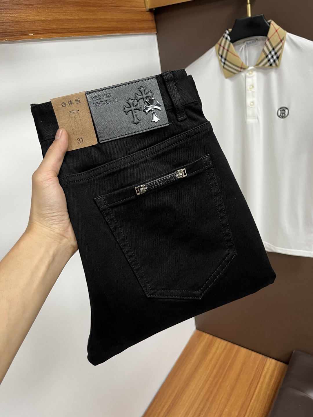 NO:570854,Crow Heart's latest autumn jeans are stress-free when entering and exiting the store. Best-selling models in the counter. Taste and value are shared. Very comfortable to wear. Low-key yet luxurious. Very classy to wear. Needless to say the trousers style and cut. The upper body is exquisite and vivid. Really first-class and top-quality materials. Really top-level casual pants, using Turkish cotton. The most famous denim fabric is produced. The quality is outstanding. After heavy washing, the pants are very soft. The straight-leg version is not picky.  The upper body is absolutely stylish QD25 is extremely luxurious!  Size 29-38,,chrome hearts,jeans,alexander wang19860909克罗心 年秋季最新品牛仔裤出入专卖店无压力 专柜热销款 品味与价值共享 身穿着非常舒适 低调不失奢华 穿出去非常有档次,裤型款式和裁剪亦无需多言 上身精致跃然.真正一等一顶级质料 真正殿堂级的休闲裤,选用土耳其的棉花 生产出最有名的单宁布 品质卓然 经过重水洗使得裤子很柔软 直脚的版型 不挑人 上身绝对的有型 QD25 极度奢华！尺码29-38,,chrome hearts,jeans,alexander wang,Men's clothing