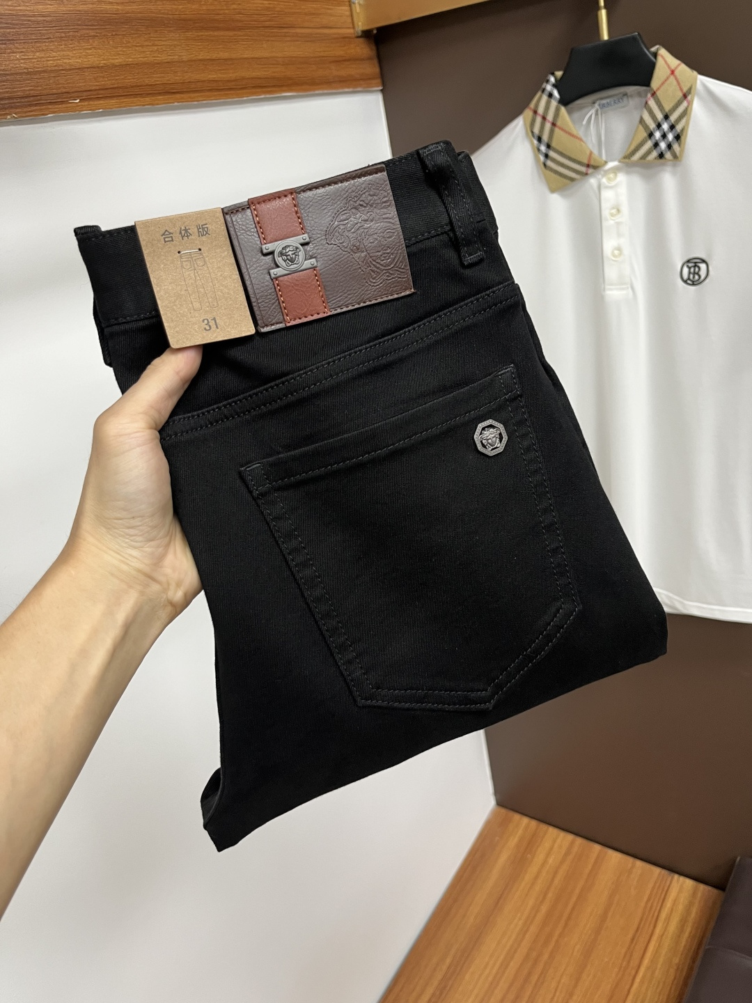 NO:570856,Versace's latest autumn jeans are stress-free to enter and leave the store. Best-selling models in the counter. Taste and value are shared. Very comfortable to wear. Low-key yet luxurious. Very classy to wear. Needless to say the trousers style and cut. The upper body is exquisite and vivid. Really first-class top quality. Really top-level casual pants, using Turkish cotton. The most famous denim is produced. The quality is outstanding. After heavy washing, the pants are very soft. The straight-leg version is not picky.  The upper body is absolutely stylish QD25 is extremely luxurious!  Size 29-38,,versace,jeans,alexander wang19860909范思哲 年秋季最新品牛仔裤出入专卖店无压力 专柜热销款 品味与价值共享 身穿着非常舒适 低调不失奢华 穿出去非常有档次,裤型款式和裁剪亦无需多言 上身精致跃然.真正一等一顶级质料 真正殿堂级的休闲裤,选用土耳其的棉花 生产出最有名的单宁布 品质卓然 经过重水洗使得裤子很柔软 直脚的版型 不挑人 上身绝对的有型 QD25 极度奢华！尺码29-38,,versace,jeans,alexander wang,Men's clothing