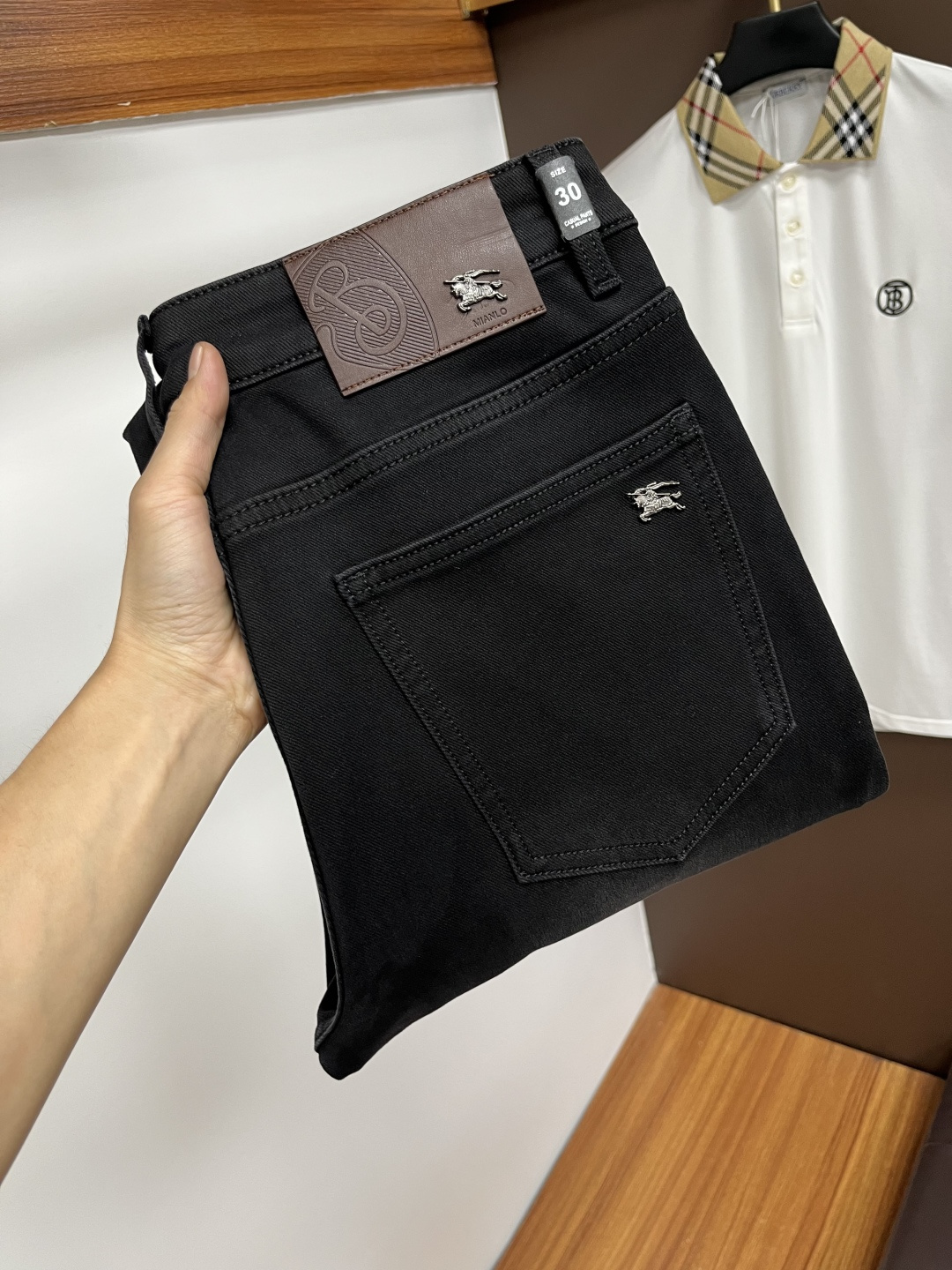 NO:570860,Burberry's latest autumn jeans are stress-free in and out of the store. The best-selling models in the counter share taste and value. They are very comfortable to wear. Low-key yet luxurious. They are very classy to wear. Needless to say the style and cut of the pants. The upper body is exquisite and vivid. Really first-class and top-quality materials. Really top-level casual pants, using Turkish cotton. The most famous denim is produced. The quality is outstanding. After heavy washing, the pants are very soft. The straight-leg shape is not picky.  The upper body is absolutely stylish QD25 is extremely luxurious!  Size 29-38,,burberry,jeans,alexander wang19860909巴宝莉 年秋季最新品牛仔裤出入专卖店无压力 专柜热销款 品味与价值共享 身穿着非常舒适 低调不失奢华 穿出去非常有档次,裤型款式和裁剪亦无需多言 上身精致跃然.真正一等一顶级质料 真正殿堂级的休闲裤,选用土耳其的棉花 生产出最有名的单宁布 品质卓然 经过重水洗使得裤子很柔软 直脚的版型 不挑人 上身绝对的有型 QD25 极度奢华！尺码29-38,,burberry,jeans,alexander wang,Men's clothing