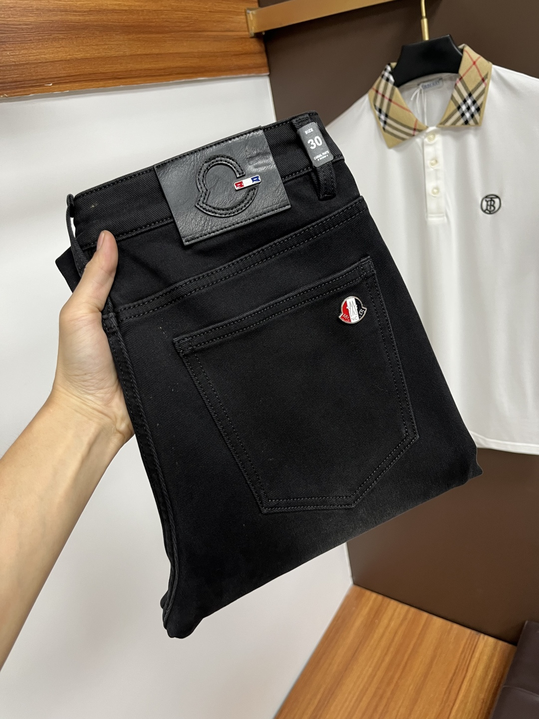 NO:571756,Mengkou 2025 autumn latest jeans, no pressure to go in and out of the store. Best-selling models in the counter. Shared taste and value. Very comfortable to wear. Low-key yet luxurious. Very classy to wear. Needless to say the trousers style and cut. The upper body is exquisite and vivid. Real first-class top quality. Really palace-level casual pants, using Turkish cotton. The most famous denim is produced. The quality is outstanding. After heavy washing, the pants are very soft. Straight-leg version.  Don't be picky, the upper body is absolutely stylish QD25 is extremely luxurious!  Size 29-38,,Moncler,jeans,alexander wang19860909蒙口 2025年秋季最新品牛仔裤出入专卖店无压力 专柜热销款 品味与价值共享 身穿着非常舒适 低调不失奢华 穿出去非常有档次,裤型款式和裁剪亦无需多言 上身精致跃然.真正一等一顶级质料 真正殿堂级的休闲裤,选用土耳其的棉花 生产出最有名的单宁布 品质卓然 经过重水洗使得裤子很柔软 直脚的版型 不挑人 上身绝对的有型 QD25 极度奢华！尺码29-38,,Moncler,jeans,alexander wang,Men's clothing