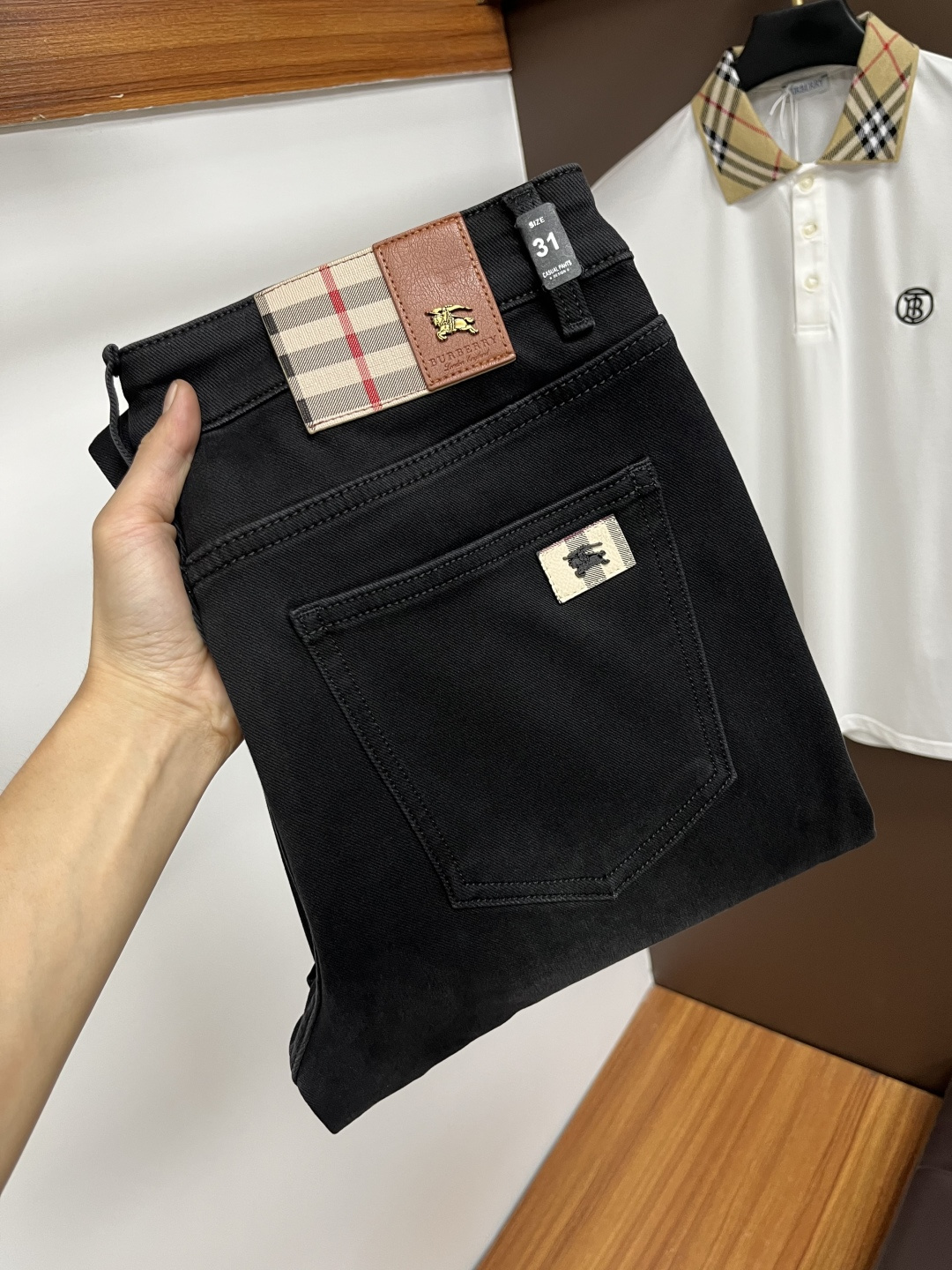 NO:571758,Burberry's 2025 autumn latest jeans are stress-free when entering and leaving the store. Best-selling models in the counter. Taste and value are shared. Very comfortable to wear. Low-key yet luxurious. Very classy to wear. Needless to say the trousers style and cut. The upper body is exquisite and vivid. Real first-class top quality. Really palace-level casual pants, using Turkish cotton to produce the most famous denim. Excellent quality. Heavy washing makes the pants very soft. Straight-footed version.  Don't be picky, the upper body is absolutely stylish QD25 is extremely luxurious!  Size 29-38,,burberry,jeans,alexander wang19860909巴宝莉 2025年秋季最新品牛仔裤出入专卖店无压力 专柜热销款 品味与价值共享 身穿着非常舒适 低调不失奢华 穿出去非常有档次,裤型款式和裁剪亦无需多言 上身精致跃然.真正一等一顶级质料 真正殿堂级的休闲裤,选用土耳其的棉花 生产出最有名的单宁布 品质卓然 经过重水洗使得裤子很柔软 直脚的版型 不挑人 上身绝对的有型 QD25 极度奢华！尺码29-38,,burberry,jeans,alexander wang,Men's clothing