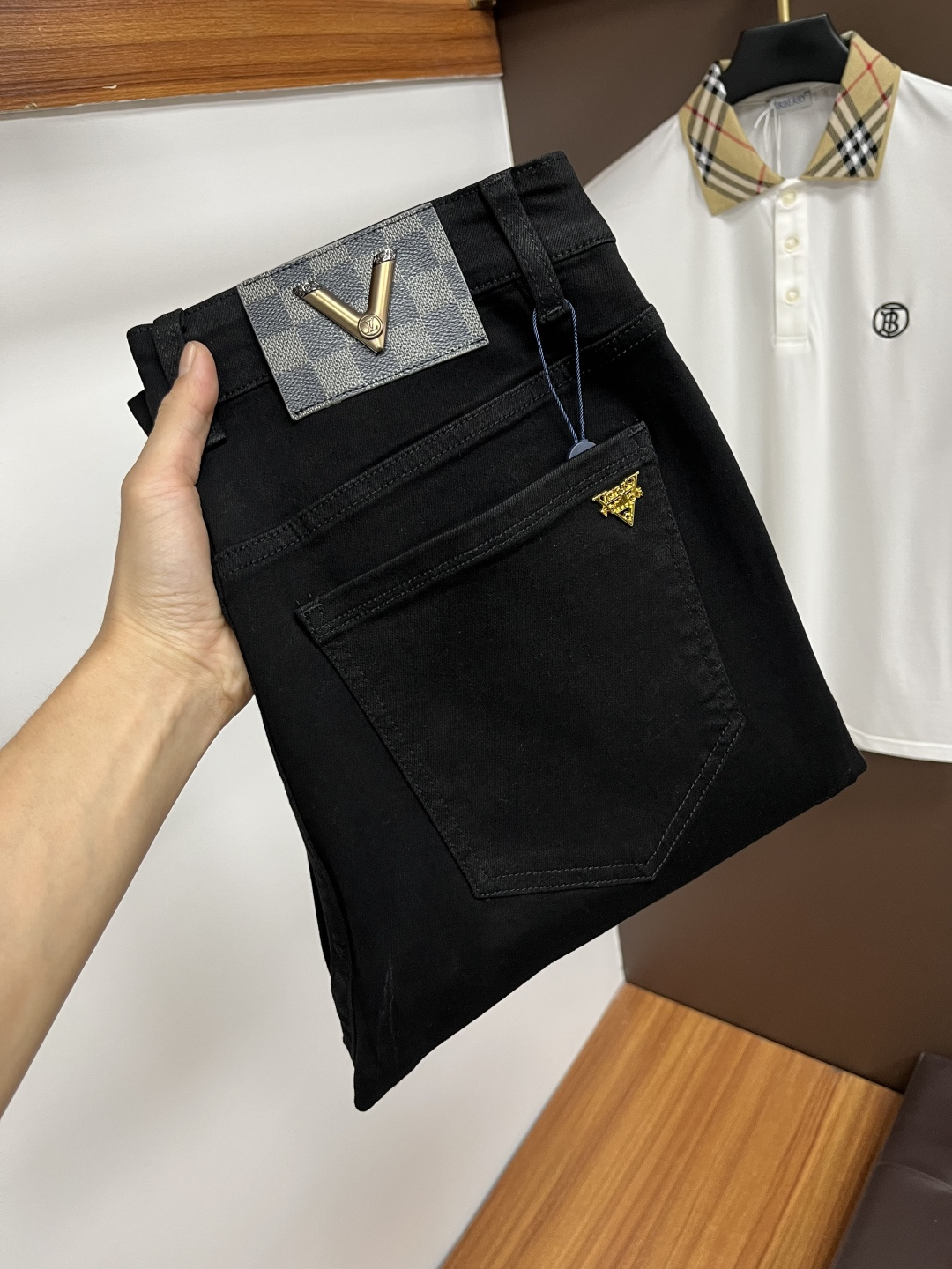 NO:573713,LV's new autumn and winter styles are available at the official website counter at the same time. The original order is very good, a super stylish pair of jeans, customized original washed denim fabric, unique design, top-notch printing technology letter pattern logo, original hardware accessories decoration, an extremely outstanding pair of jeans, the materials and craftsmanship are extremely luxurious and exquisite, extremely high-grade, handsome and stylish upper body, recommended, code number 29-38, louis vuitton, jeans, alexander wang19860909LV 秋冬新款 官网专柜同步有售,原单狠货,超级有范儿的一款牛仔裤,定制原版水洗牛仔面料,独特设计,顶级印花工艺字母图案logo,原版五金辅料装饰,极为翘楚的一款牛仔裤,用料与工艺都极致奢华精湛,档次极高,上身帅气有型,推荐,码数29—38,,louis vuitton,jeans,alexander wang,Men's clothing