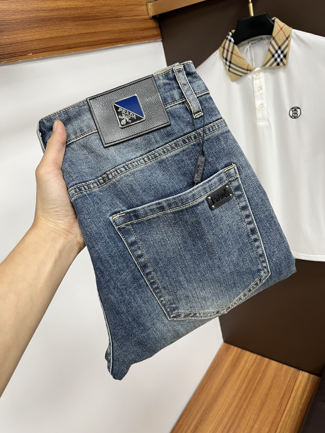 NO:573715,Prada's new autumn and winter styles are available at the official counter at the same time. The original order is very good, a super stylish pair of jeans, customized original washed denim fabric, unique design, top-notch printing technology letter pattern logo, original hardware accessories decoration, an extremely outstanding pair of jeans, the materials and craftsmanship are extremely luxurious and exquisite, extremely high-grade, handsome and stylish upper body, recommended, code number 29-38,, prada,jeans,alexander wang19860909普拉达 秋冬新款 官网专柜同步有售,原单狠货,超级有范儿的一款牛仔裤,定制原版水洗牛仔面料,独特设计,顶级印花工艺字母图案logo,原版五金辅料装饰,极为翘楚的一款牛仔裤,用料与工艺都极致奢华精湛,档次极高,上身帅气有型,推荐,码数29—38,,prada,jeans,alexander wang,Men's clothing