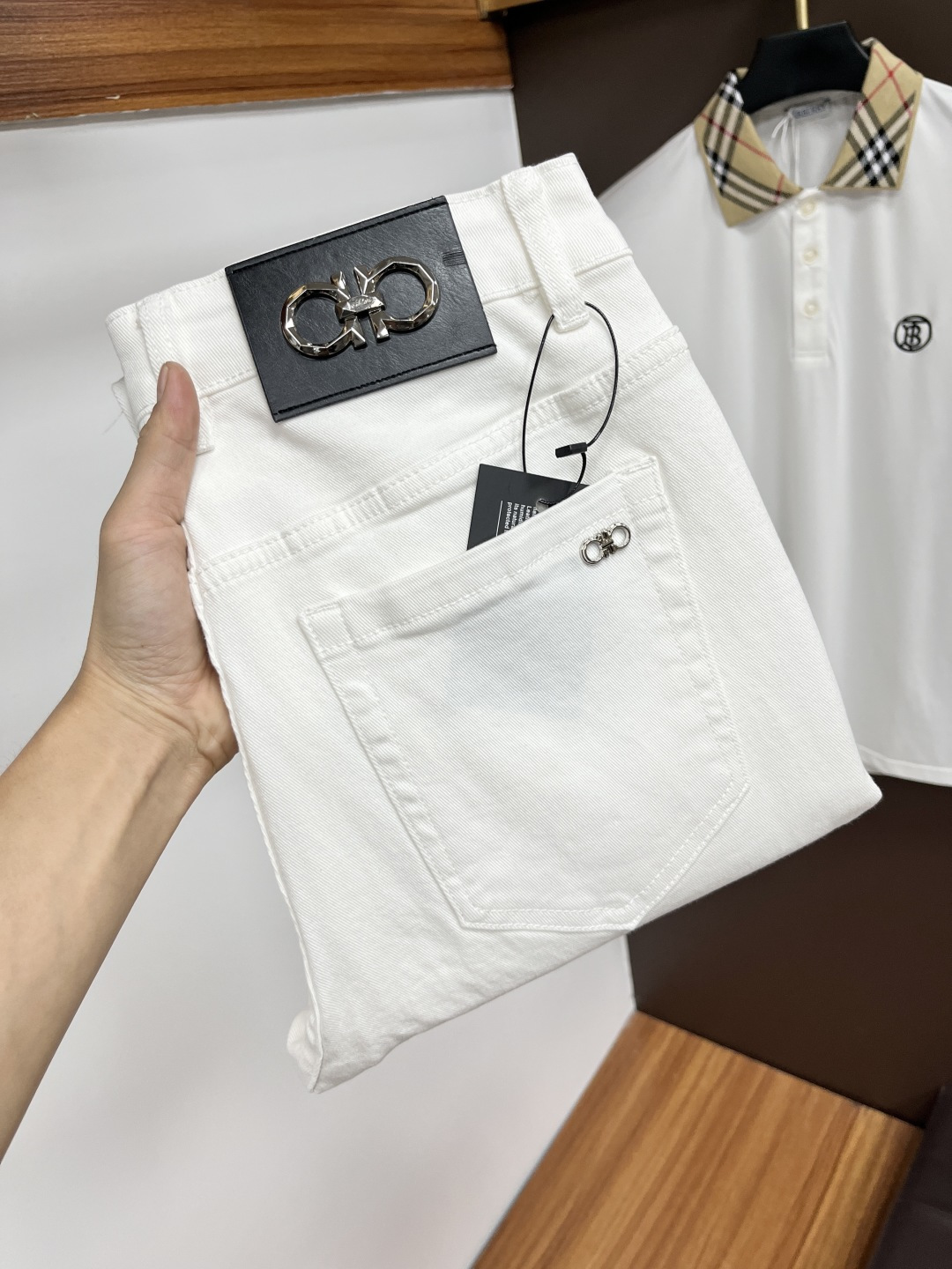 NO:573718,Ferragamo's autumn and winter new models are available at the official website counter at the same time, the original order is very good, a super stylish pair of jeans, customized original washed denim fabric, unique design, top-notch printing technology letter pattern logo, original hardware accessories decoration, an extremely outstanding pair of jeans, the materials and craftsmanship are extremely luxurious and exquisite, extremely high-grade, handsome and stylish upper body, recommended, code number 29-38,,ferragamo,jeans,alexander wang19860909菲拉格慕 秋冬新款 官网专柜同步有售,原单狠货,超级有范儿的一款牛仔裤,定制原版水洗牛仔面料,独特设计,顶级印花工艺字母图案logo,原版五金辅料装饰,极为翘楚的一款牛仔裤,用料与工艺都极致奢华精湛,档次极高,上身帅气有型,推荐,码数29—38,,ferragamo,jeans,alexander wang,Men's clothing