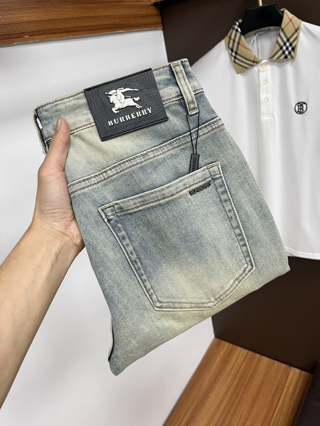 NO:573721,Burberry's new autumn and winter styles are available at the official website counter at the same time, the original order is very good, a super stylish pair of jeans, customized original washed denim fabric, unique design, top-notch printing technology letter pattern logo, original hardware accessories decoration, an extremely outstanding pair of jeans, the materials and craftsmanship are extremely luxurious and exquisite, extremely high-grade, handsome and stylish upper body, recommended, code number 29-38,, burberry, jeans, alexander wang19860909巴宝莉 秋冬新款 官网专柜同步有售,原单狠货,超级有范儿的一款牛仔裤,定制原版水洗牛仔面料,独特设计,顶级印花工艺字母图案logo,原版五金辅料装饰,极为翘楚的一款牛仔裤,用料与工艺都极致奢华精湛,档次极高,上身帅气有型,推荐,码数29—38,,burberry,jeans,alexander wang,Men's clothing