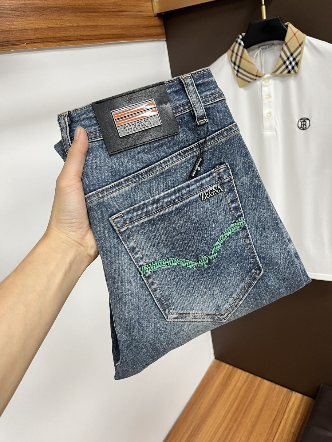 NO:573724,Zegna's autumn and winter new styles are available at the official website counter at the same time. The original order is very good. A super stylish pair of jeans. Customized original washed denim fabric. Unique design. Top-notch printing technology letter pattern logo. Original hardware accessories decoration. An extremely outstanding pair of jeans. The materials and craftsmanship are extremely luxurious and exquisite. The grade is extremely high. The upper body is handsome and stylish. Recommended. Size 29-38. Zegna, jeans, alexander wang19860909杰尼亚 秋冬新款 官网专柜同步有售,原单狠货,超级有范儿的一款牛仔裤,定制原版水洗牛仔面料,独特设计,顶级印花工艺字母图案logo,原版五金辅料装饰,极为翘楚的一款牛仔裤,用料与工艺都极致奢华精湛,档次极高,上身帅气有型,推荐,码数29—38,,zegna,jeans,alexander wang,Men's clothing