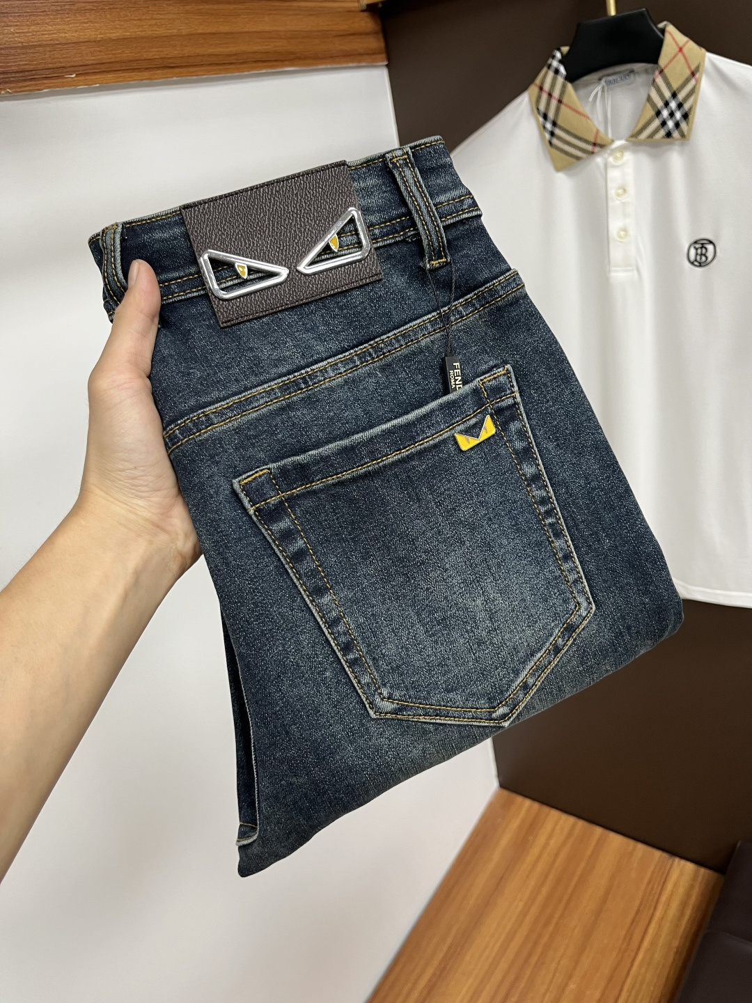 NO:573706,Fendi's new autumn and winter styles are available at the official website counter at the same time, the original order is very good, a super stylish pair of jeans, customized original washed denim fabric, unique design, top-notch printing technology letter pattern logo, original hardware accessories decoration, an extremely outstanding pair of jeans, the materials and craftsmanship are extremely luxurious and exquisite, extremely high-grade, handsome and stylish upper body, recommended, code number 29-38,, fendi, jeans, alexander wang19860909芬迪 秋冬新款 官网专柜同步有售,原单狠货,超级有范儿的一款牛仔裤,定制原版水洗牛仔面料,独特设计,顶级印花工艺字母图案logo,原版五金辅料装饰,极为翘楚的一款牛仔裤,用料与工艺都极致奢华精湛,档次极高,上身帅气有型,推荐,码数29—38,,fendi,jeans,alexander wang,Men's clothing