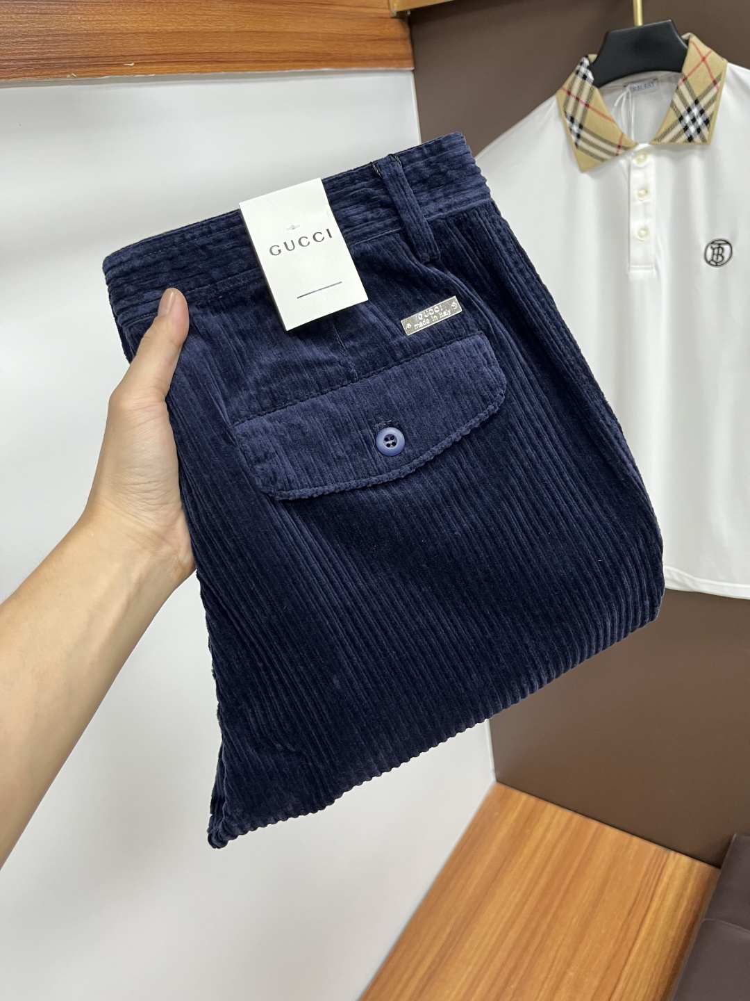 NO:573707,Gucci's new autumn and winter styles are available at the official website counter at the same time, the original order is very good, a super stylish pair of jeans, customized original washed denim fabric, unique design, top-notch printing technology letter pattern logo, original hardware accessories decoration, an extremely outstanding pair of jeans, the materials and craftsmanship are extremely luxurious and exquisite, extremely high-grade, handsome and stylish upper body, recommended, code number 29-38,, jeans, alexander wang19860909古奇 秋冬新款 官网专柜同步有售,原单狠货,超级有范儿的一款牛仔裤,定制原版水洗牛仔面料,独特设计,顶级印花工艺字母图案logo,原版五金辅料装饰,极为翘楚的一款牛仔裤,用料与工艺都极致奢华精湛,档次极高,上身帅气有型,推荐,码数29—38,,jeans,alexander wang,Men's clothing