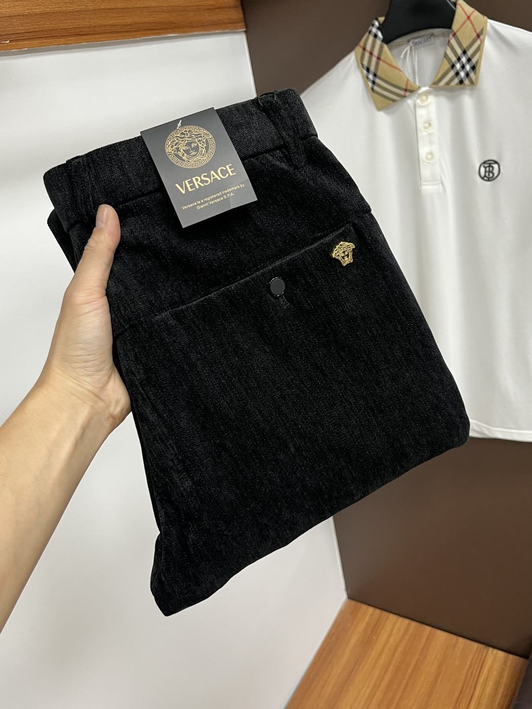 NO:573709,Versace's autumn and winter new styles are available at the official counter at the same time. The original order is very good. A super stylish pair of jeans. Customized original washed denim fabric. Unique design. Top-notch printing technology letter pattern logo. Original hardware accessories. An extremely outstanding pair of jeans. The materials and craftsmanship are extremely luxurious and exquisite. The grade is extremely high. The upper body is handsome and stylish. Recommended. The size is 29-38. Versace, jeans, alexander wang19860909范思哲 秋冬新款 官网专柜同步有售,原单狠货,超级有范儿的一款牛仔裤,定制原版水洗牛仔面料,独特设计,顶级印花工艺字母图案logo,原版五金辅料装饰,极为翘楚的一款牛仔裤,用料与工艺都极致奢华精湛,档次极高,上身帅气有型,推荐,码数29—38,,versace,jeans,alexander wang,Men's clothing