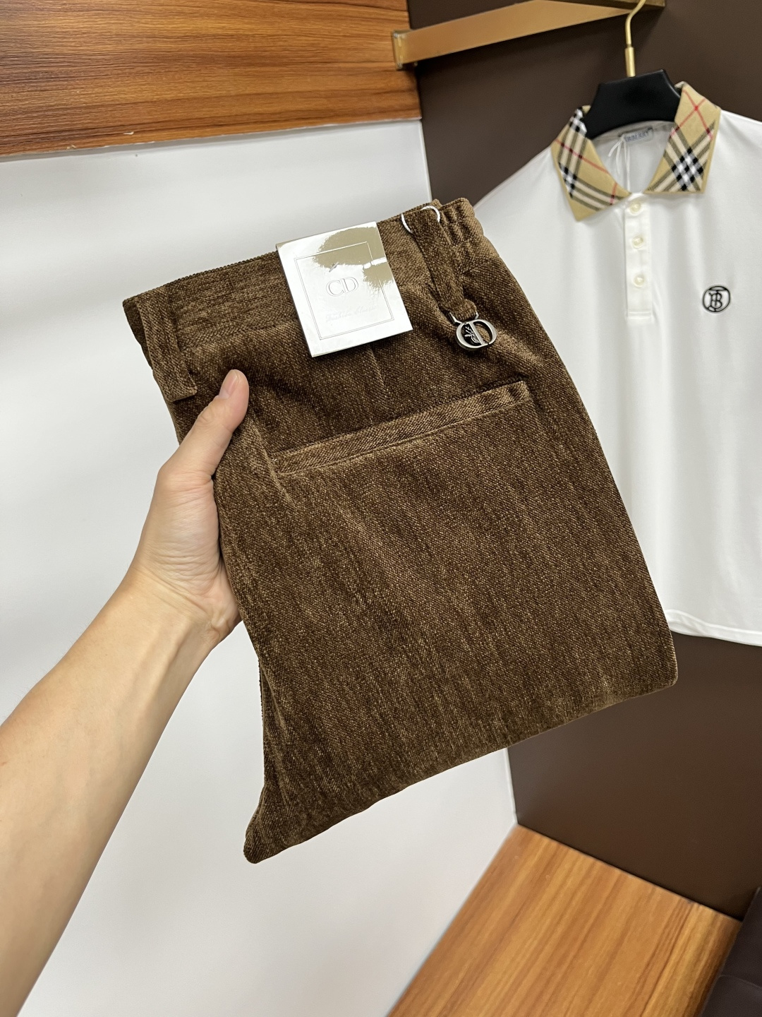 NO:573710,Dior's new autumn and winter styles are available at the official website counter at the same time. The original order is very good, a super stylish pair of jeans, customized original washed denim fabric, unique design, top-notch printing technology letter pattern logo, original hardware accessories decoration, an extremely outstanding pair of jeans, the materials and craftsmanship are extremely luxurious and exquisite, extremely high-grade, handsome and stylish upper body, recommended, code number 29-38,, dior, jeans, alexander wang19860909迪奥 秋冬新款 官网专柜同步有售,原单狠货,超级有范儿的一款牛仔裤,定制原版水洗牛仔面料,独特设计,顶级印花工艺字母图案logo,原版五金辅料装饰,极为翘楚的一款牛仔裤,用料与工艺都极致奢华精湛,档次极高,上身帅气有型,推荐,码数29—38,,dior,jeans,alexander wang,Men's clothing