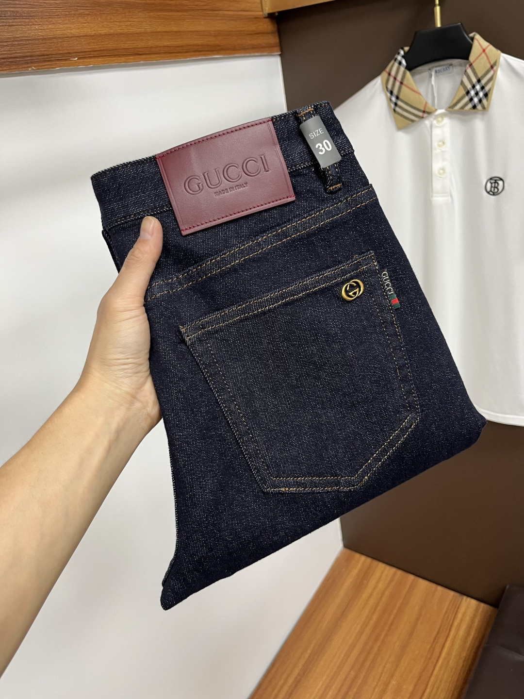 NO:572643,Gucci's latest autumn jeans are stress-free when entering and exiting the store. Best-selling models in the counter. Shared taste and value. Very comfortable to wear. Low-key yet luxurious. Very classy to wear. Needless to say the trousers style and cut. The upper body is exquisite and vivid. Really first-class and top-quality materials. Really top-level casual pants, using Turkish cotton. The most famous denim is produced. The quality is outstanding. After heavy washing, the pants are very soft. The straight-leg version is not picky.  The upper body is absolutely stylish QD25 is extremely luxurious!  Size 29-38,,jeans,alexander wang19860909古奇 年秋季最新品牛仔裤出入专卖店无压力 专柜热销款 品味与价值共享 身穿着非常舒适 低调不失奢华 穿出去非常有档次,裤型款式和裁剪亦无需多言 上身精致跃然.真正一等一顶级质料 真正殿堂级的休闲裤,选用土耳其的棉花 生产出最有名的单宁布 品质卓然 经过重水洗使得裤子很柔软 直脚的版型 不挑人 上身绝对的有型 QD25 极度奢华！尺码29-38,,jeans,alexander wang,Men's clothing