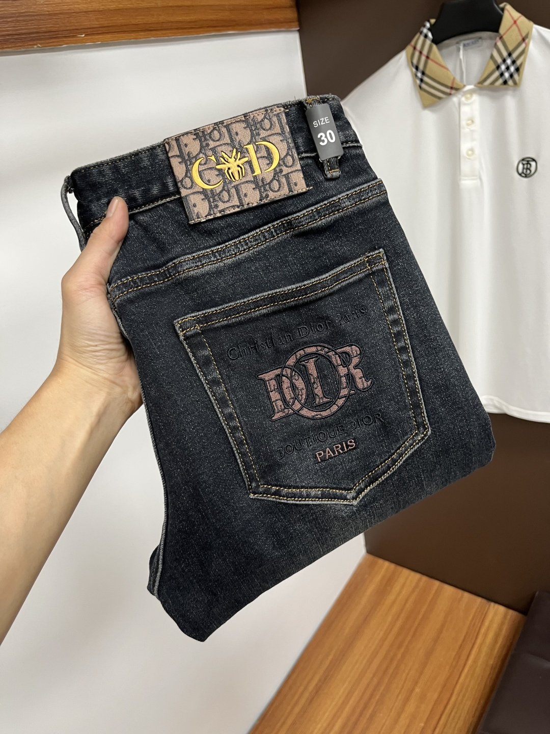 NO:572644,Dior's latest autumn jeans are stress-free when entering and exiting the store. Best-selling models in the counter. Shared taste and value. Very comfortable to wear. Low-key yet luxurious. Very classy to wear. Needless to say the trousers style and cut. The upper body is exquisite and vivid. Really first-class and top-quality materials. Really top-level casual pants, using Turkish cotton. The most famous denim is produced. The quality is outstanding. After heavy washing, the pants are very soft. The straight-leg version is not picky.  The upper body is absolutely stylish QD25 is extremely luxurious!  Size 29-38,,dior,jeans,alexander wang19860909迪奥 年秋季最新品牛仔裤出入专卖店无压力 专柜热销款 品味与价值共享 身穿着非常舒适 低调不失奢华 穿出去非常有档次,裤型款式和裁剪亦无需多言 上身精致跃然.真正一等一顶级质料 真正殿堂级的休闲裤,选用土耳其的棉花 生产出最有名的单宁布 品质卓然 经过重水洗使得裤子很柔软 直脚的版型 不挑人 上身绝对的有型 QD25 极度奢华！尺码29-38,,dior,jeans,alexander wang,Men's clothing