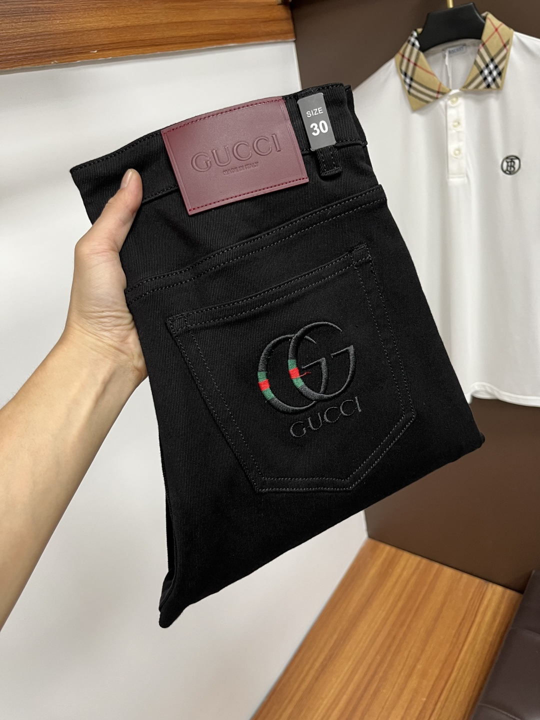 NO:572645,Gucci's latest autumn jeans are stress-free when entering and exiting the store. Best-selling models in the counter. Shared taste and value. Very comfortable to wear. Low-key yet luxurious. Very classy to wear. Needless to say the trousers style and cut. The upper body is exquisite and vivid. Really first-class and top-quality materials. Really top-level casual pants, using Turkish cotton. The most famous denim is produced. The quality is outstanding. After heavy washing, the pants are very soft. The straight-leg version is not picky.  The upper body is absolutely stylish QD25 is extremely luxurious!  Size 29-38,,jeans,alexander wang19860909古奇 年秋季最新品牛仔裤出入专卖店无压力 专柜热销款 品味与价值共享 身穿着非常舒适 低调不失奢华 穿出去非常有档次,裤型款式和裁剪亦无需多言 上身精致跃然.真正一等一顶级质料 真正殿堂级的休闲裤,选用土耳其的棉花 生产出最有名的单宁布 品质卓然 经过重水洗使得裤子很柔软 直脚的版型 不挑人 上身绝对的有型 QD25 极度奢华！尺码29-38,,jeans,alexander wang,Men's clothing