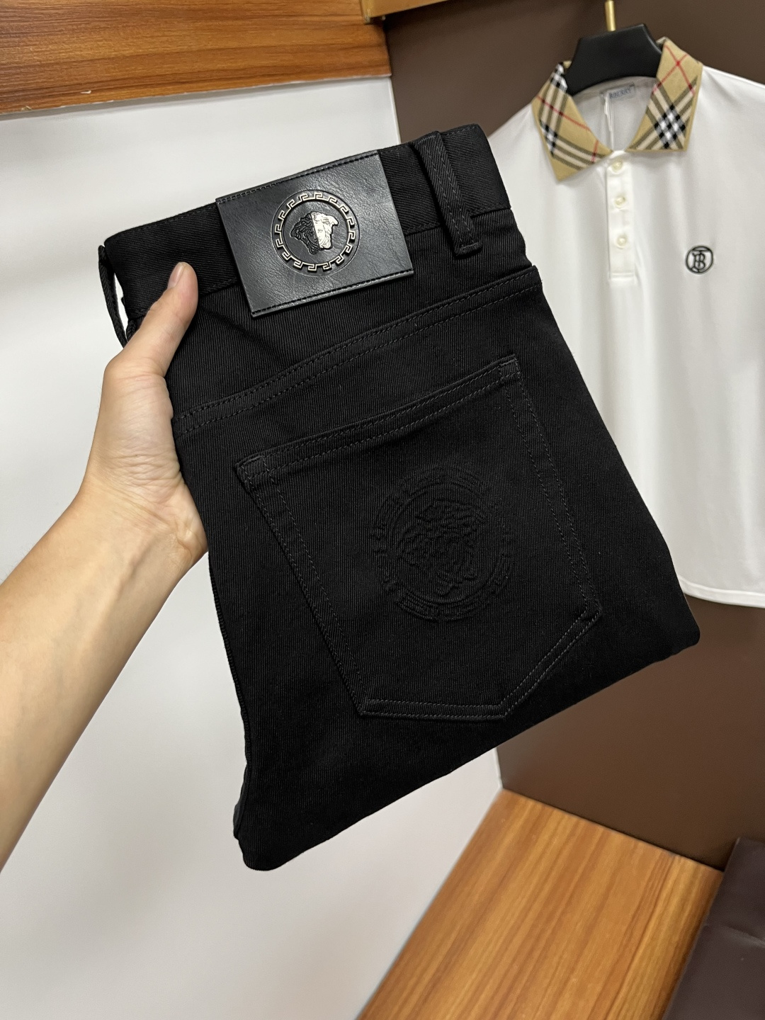 NO:572646,Versace's latest autumn jeans are stress-free to enter and leave the store. Best-selling models in the counter. Taste and value are shared. Very comfortable to wear. Low-key yet luxurious. Very classy to wear. Needless to say the trousers style and cut. The upper body is exquisite and vivid. Really first-class top quality. Really top-level casual pants, using Turkish cotton. The most famous denim is produced. The quality is outstanding. After heavy washing, the pants are very soft. The straight-leg version is not picky.  The upper body is absolutely stylish QD25 is extremely luxurious!  Size 29-38,,versace,jeans,alexander wang19860909范思哲 年秋季最新品牛仔裤出入专卖店无压力 专柜热销款 品味与价值共享 身穿着非常舒适 低调不失奢华 穿出去非常有档次,裤型款式和裁剪亦无需多言 上身精致跃然.真正一等一顶级质料 真正殿堂级的休闲裤,选用土耳其的棉花 生产出最有名的单宁布 品质卓然 经过重水洗使得裤子很柔软 直脚的版型 不挑人 上身绝对的有型 QD25 极度奢华！尺码29-38,,versace,jeans,alexander wang,Men's clothing