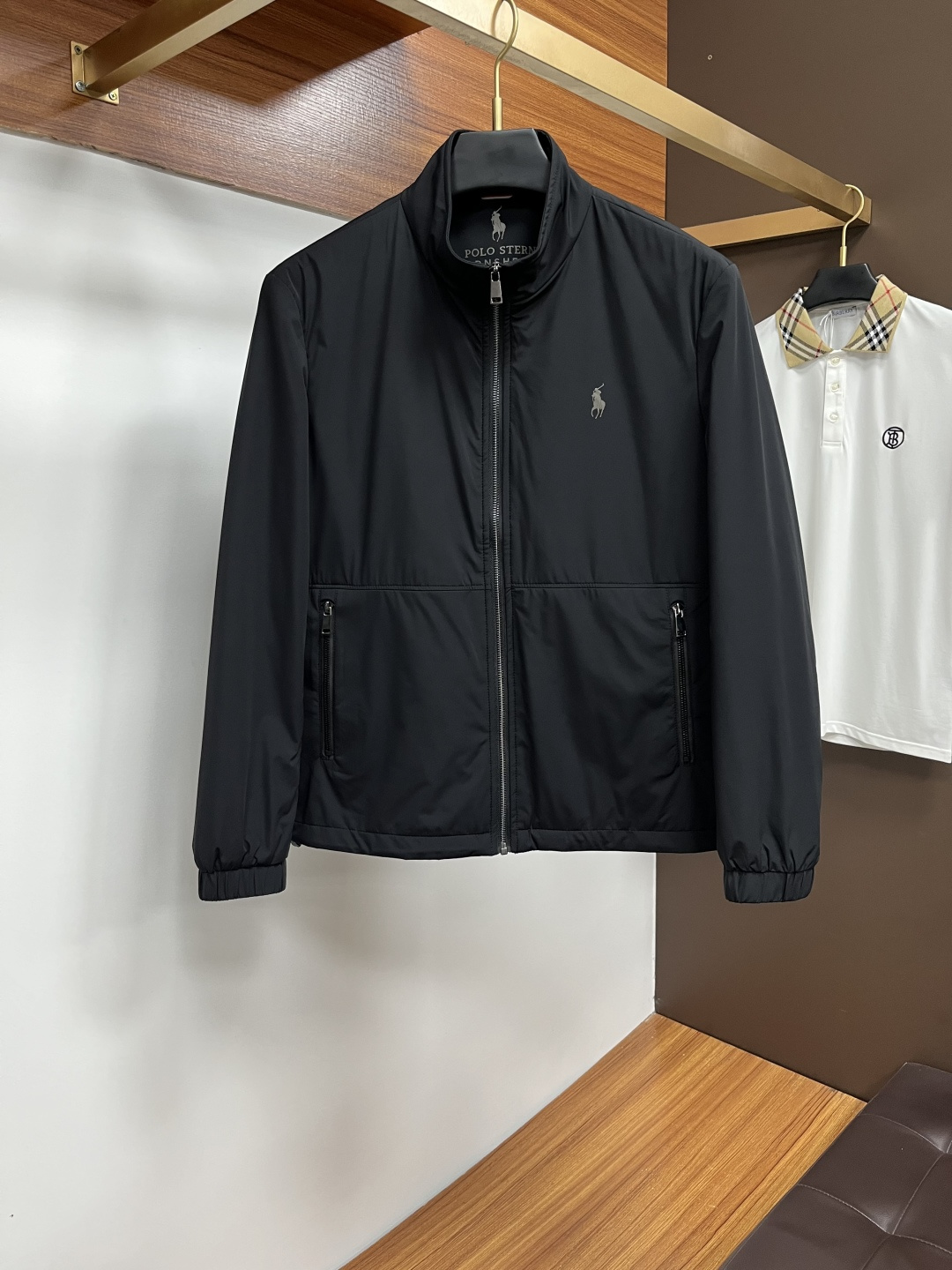 NO:572648,Paul [Autumn jacket counter is online simultaneously] Trendy new fashion, new choice in spring!  The autumn jacket series is now online at the counter, giving you a first look at spring fashion!  Whether it is a simple and elegant basic model or a trendy design with full personality, there is always a style that suits you. Selected fabrics, comfortable and breathable. Various styles to meet different occasions. Fashionable color matching to brighten the spring look. Available simultaneously at the counter in sizes M-3XL, jackets & coats, alexander wang19860909保罗【秋季夹克专柜同步上线】 潮流新风尚,春日新选择！秋季夹克系列现已专柜同步上线,带你抢先领略春日时尚！无论是简约大气的基础款,还是个性十足的潮流设计,总有一款适合你 精选面料,舒适透气 多样款式,满足不同场合 时尚配色,点亮春日造型 专柜同步发售尺码M-3XL,,jackets & coats,alexander wang,Men's clothing