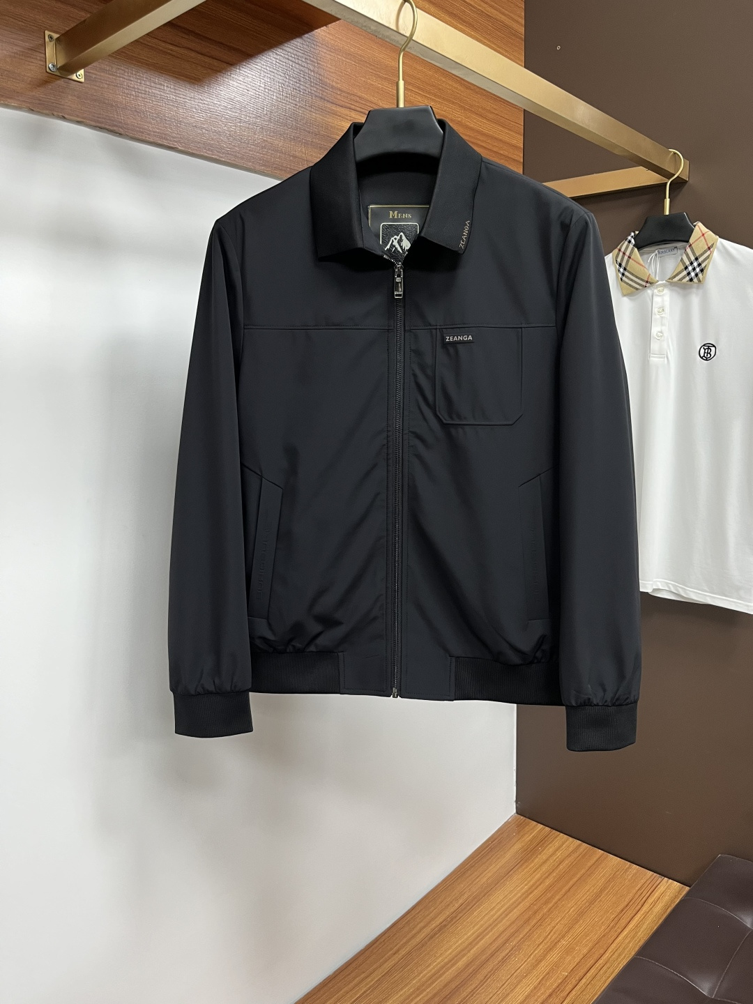 NO:572651,Ermenegildo Zegna [Autumn Jacket Counter Launches Simultaneously] Trendy new fashions, new choices in spring!  The autumn jacket series is now online at the counter, giving you a first look at spring fashion!  Whether it is a simple and elegant basic model or a trendy design with full personality, there is always a style that suits you. Selected fabrics, comfortable and breathable. Various styles to meet different occasions. Fashionable color matching to brighten the spring look. Available at the counter simultaneously. Sizes M-3XL, zegna, jackets & coats, alexander wang19860909杰尼亚【秋季夹克专柜同步上线】 潮流新风尚,春日新选择！秋季夹克系列现已专柜同步上线,带你抢先领略春日时尚！无论是简约大气的基础款,还是个性十足的潮流设计,总有一款适合你 精选面料,舒适透气 多样款式,满足不同场合 时尚配色,点亮春日造型 专柜同步发售尺码M-3XL,,zegna,jackets & coats,alexander wang,Men's clothing