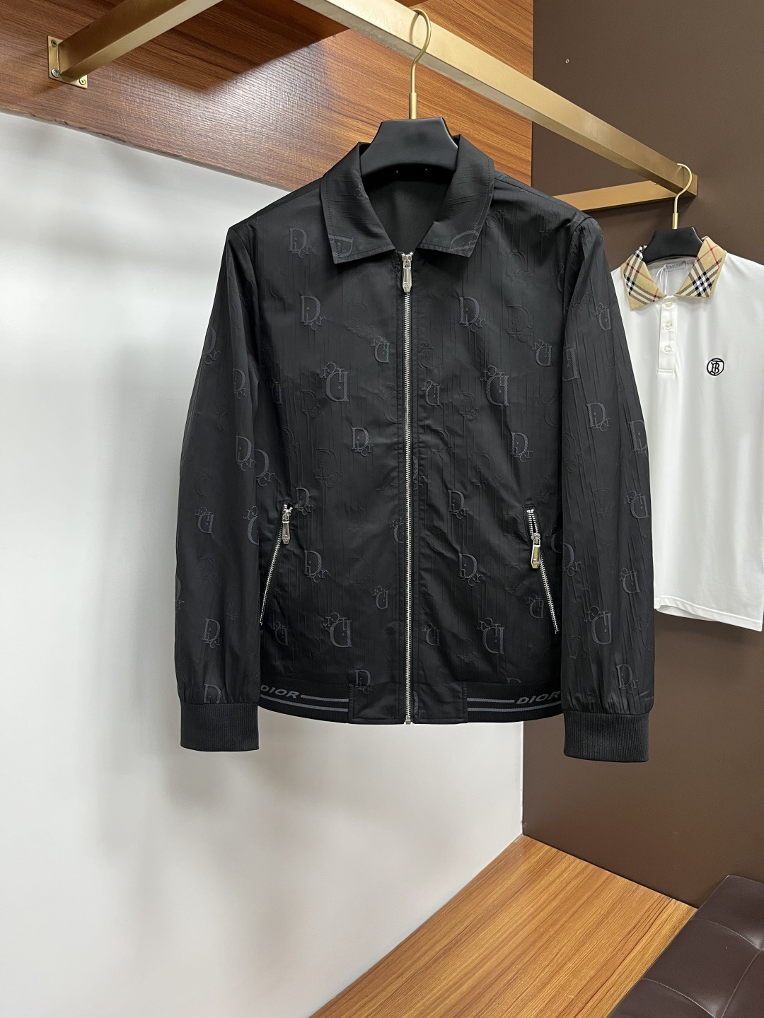 NO:572652,Dior [Autumn jacket counter is online simultaneously] Trendy new fashion, new choice in spring!  The autumn jacket series is now online at the counter, giving you a first look at spring fashion!  Whether it is a simple and elegant basic model or a trendy design with full personality, there is always a style that suits you. Selected fabrics, comfortable and breathable. Various styles to meet different occasions. Fashionable color matching to brighten the spring look. Available at the counter simultaneously. Sizes M-3XL, dior, jackets & coats, alexander wang19860909迪奥【秋季夹克专柜同步上线】 潮流新风尚,春日新选择！秋季夹克系列现已专柜同步上线,带你抢先领略春日时尚！无论是简约大气的基础款,还是个性十足的潮流设计,总有一款适合你 精选面料,舒适透气 多样款式,满足不同场合 时尚配色,点亮春日造型 专柜同步发售尺码M-3XL,,dior,jackets & coats,alexander wang,Men's clothing