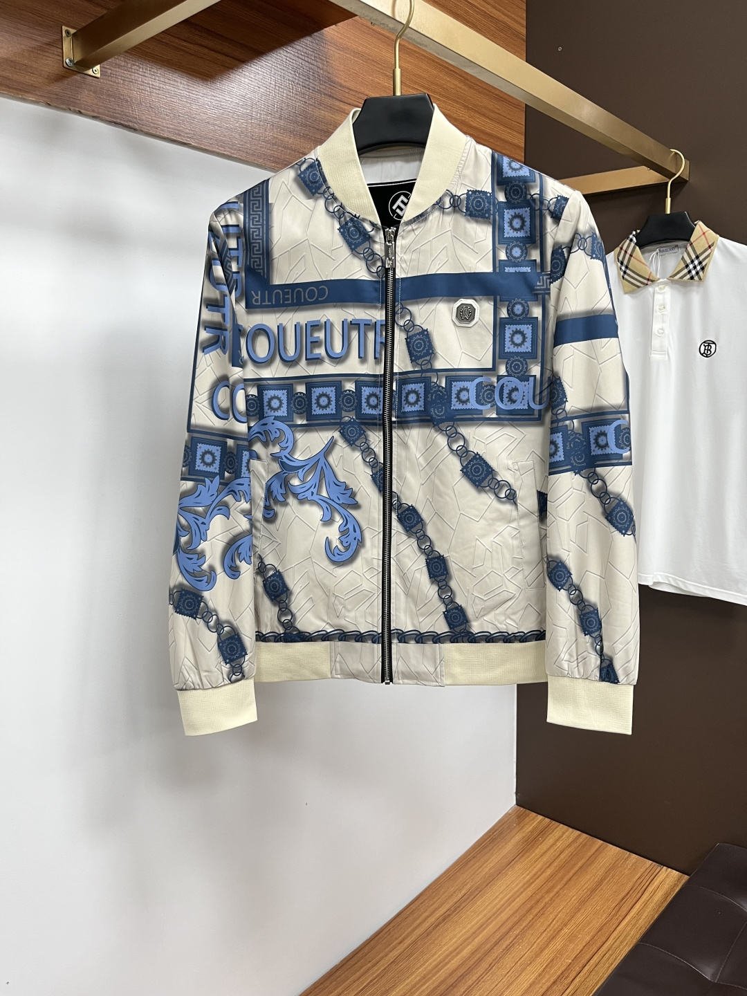 NO:572655,Cavalli [Autumn Jacket Counter Launches Simultaneously] Trendy new fashions, new choices in spring!  The autumn jacket series is now online at the counter, giving you a first look at spring fashion!  Whether it is a simple and elegant basic model or a trendy design with full personality, there is always a style that suits you. Selected fabrics, comfortable and breathable. Various styles to meet different occasions. Fashionable color matching to brighten the spring look. Available simultaneously at the counter in sizes M-3XL, jackets & coats, alexander wang19860909卡沃利【秋季夹克专柜同步上线】 潮流新风尚,春日新选择！秋季夹克系列现已专柜同步上线,带你抢先领略春日时尚！无论是简约大气的基础款,还是个性十足的潮流设计,总有一款适合你 精选面料,舒适透气 多样款式,满足不同场合 时尚配色,点亮春日造型 专柜同步发售尺码M-3XL,,jackets & coats,alexander wang,Men's clothing