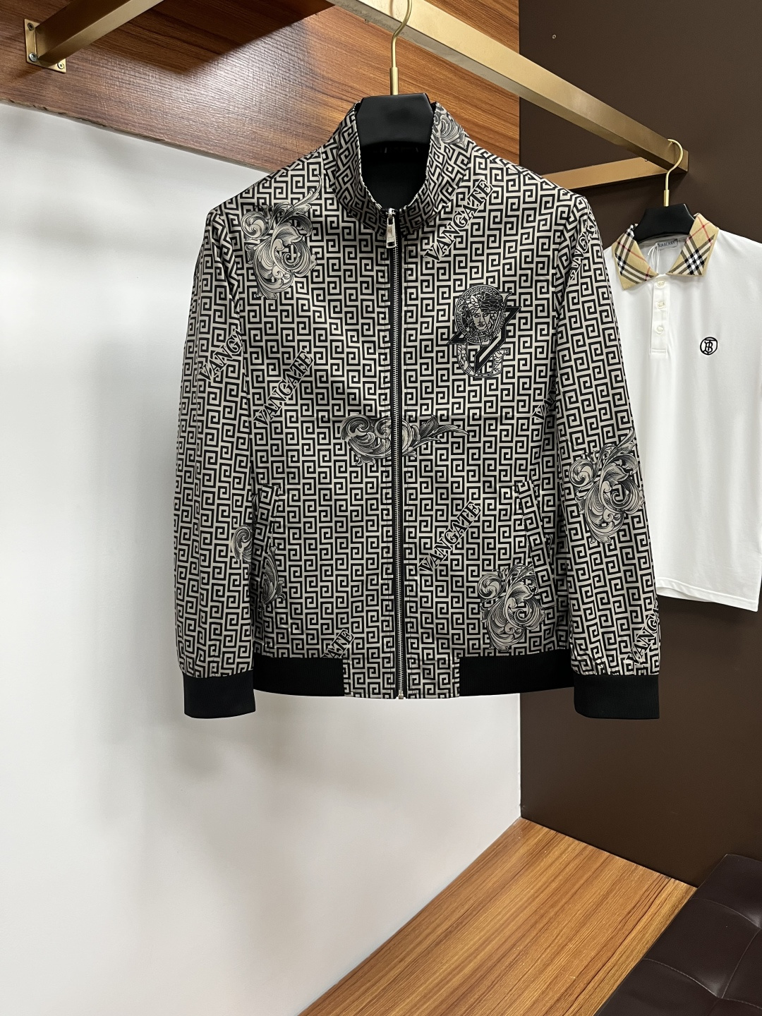 NO:572658,Versace [Autumn Jacket Counter Launches Simultaneously] Trendy new fashion, new choice in spring!  The autumn jacket series is now online at the counter, giving you a first look at spring fashion!  Whether it is a simple and elegant basic model or a trendy design with full personality, there is always a style that suits you. Selected fabrics, comfortable and breathable. Various styles to meet different occasions. Fashionable color matching to brighten the spring look. Available at the counter simultaneously. Sizes M-3XL, versace, jackets & coats, alexander wang19860909范思哲【秋季夹克专柜同步上线】 潮流新风尚,春日新选择！秋季夹克系列现已专柜同步上线,带你抢先领略春日时尚！无论是简约大气的基础款,还是个性十足的潮流设计,总有一款适合你 精选面料,舒适透气 多样款式,满足不同场合 时尚配色,点亮春日造型 专柜同步发售尺码M-3XL,,versace,jackets & coats,alexander wang,Men's clothing