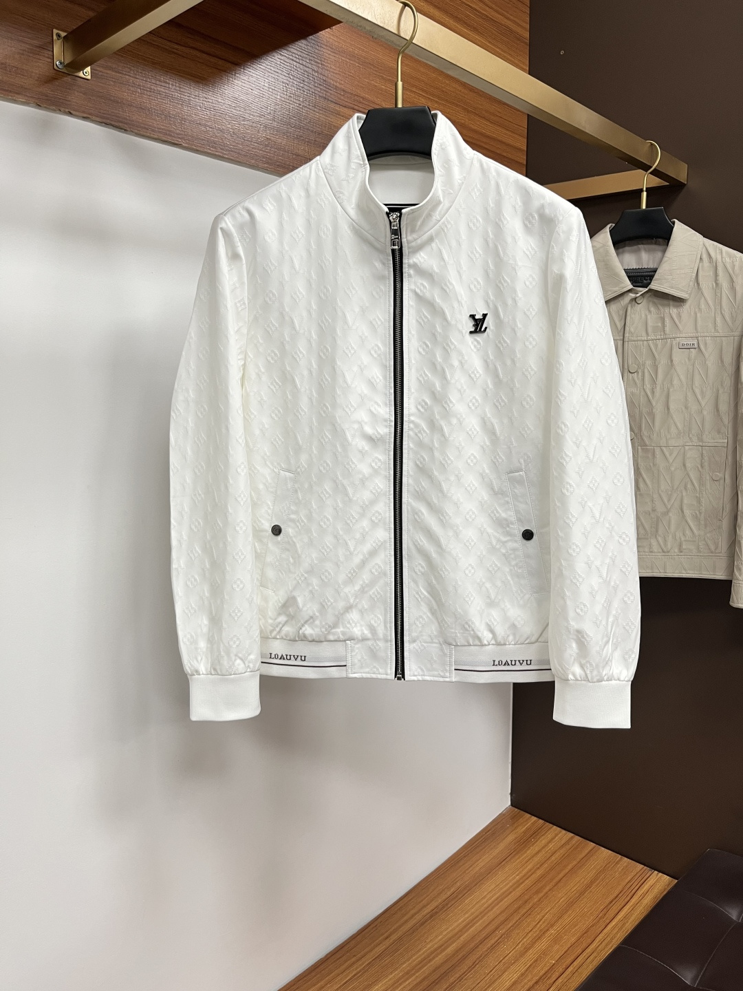 NO:572661,LV [Autumn Jacket Counter is Online Simultaneously] Trendy new fashion, new choice in spring!  The autumn jacket series is now online at the counter, giving you a first look at spring fashion!  Whether it is a simple and elegant basic model or a trendy design full of personality, there is always a style that suits you. Selected fabrics, comfortable and breathable. Various styles to meet different occasions. Fashionable colors to brighten the spring look. Available at the counter simultaneously, sizes M-3XL, louis vuitton, jackets & coats, alexander wang19860909LV【秋季夹克专柜同步上线】 潮流新风尚,春日新选择！秋季夹克系列现已专柜同步上线,带你抢先领略春日时尚！无论是简约大气的基础款,还是个性十足的潮流设计,总有一款适合你 精选面料,舒适透气 多样款式,满足不同场合 时尚配色,点亮春日造型 专柜同步发售尺码M-3XL,,louis vuitton,jackets & coats,alexander wang,Men's clothing