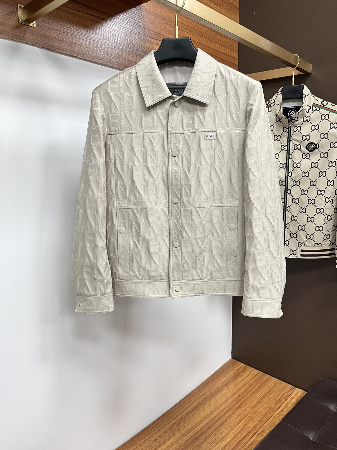 NO:572664,Dior [Autumn jacket counter is online simultaneously] Trendy new fashion, new choice in spring!  The autumn jacket series is now online at the counter, giving you a first look at spring fashion!  Whether it is a simple and elegant basic model or a trendy design with full personality, there is always a style that suits you. Selected fabrics, comfortable and breathable. Various styles to meet different occasions. Fashionable color matching to brighten the spring look. Available at the counter simultaneously. Sizes M-3XL, dior, jackets & coats, alexander wang19860909迪奥【秋季夹克专柜同步上线】 潮流新风尚,春日新选择！秋季夹克系列现已专柜同步上线,带你抢先领略春日时尚！无论是简约大气的基础款,还是个性十足的潮流设计,总有一款适合你 精选面料,舒适透气 多样款式,满足不同场合 时尚配色,点亮春日造型 专柜同步发售尺码M-3XL,,dior,jackets & coats,alexander wang,Men's clothing