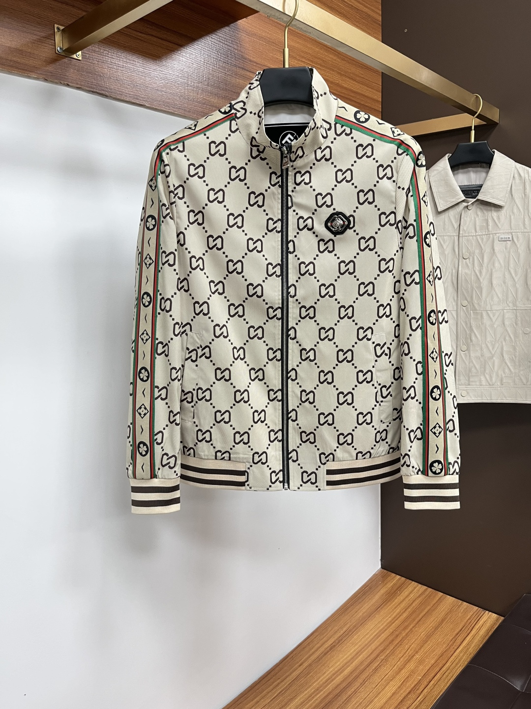 NO:572667,Gucci [Autumn Jacket Counter Launches Simultaneously] Trendy new fashions, new choices in spring!  The autumn jacket series is now online at the counter, giving you a first look at spring fashion!  Whether it is a simple and elegant basic model or a trendy design with full personality, there is always a style that suits you. Selected fabrics, comfortable and breathable. Various styles to meet different occasions. Fashionable color matching to brighten the spring look. Available simultaneously at the counter in sizes M-3XL, jackets & coats, alexander wang19860909古奇【秋季夹克专柜同步上线】 潮流新风尚,春日新选择！秋季夹克系列现已专柜同步上线,带你抢先领略春日时尚！无论是简约大气的基础款,还是个性十足的潮流设计,总有一款适合你 精选面料,舒适透气 多样款式,满足不同场合 时尚配色,点亮春日造型 专柜同步发售尺码M-3XL,,jackets & coats,alexander wang,Men's clothing