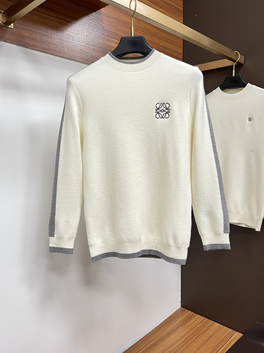 NO:614569,Loewe's 2025 new color-blocked men's crew neck sweater for autumn and winter. The main selling points are fabric and tailoring. 100 pure wool is imported from customers to make the wearing experience more comfortable. The skin-friendly strength and softness are very high. The fabric texture and comfort are at their peak. The skin-friendly nature is excellent. The appearance is extremely superior. It has exquisite handwork, tight stitching, and excellent fit and tailoring.  The letter logo and stripes are classic and slimming, and the embroidered logo on the chest of the clothes is really eye-catching. It is worthy of being an item produced by a century-old brand. It is fashionable and individual and full of high street temperament. It relies purely on the pattern and small details to create unique fashion performance. It is naturally high street style and suitable for everyone. Sizes M-3xl, loewe, sweaters, alexander wang19860909罗意威 2025秋冬新款拼色男士圆领毛衣 以面料和裁剪为主要卖点,客供进口100纯羊毛让穿着感受更加的舒适亲肤强度和柔软度非常高,面料质感和舒适度达到登峰造极,亲肤性极佳,品相极为优越,精湛手工参与,走线严丝合缝,精良合体剪裁 字母Logo加条纹经典显瘦,衣服胸前刺绣logo真的太吸睛了,不愧为百年老品牌出品的单品,时髦又个性充满了高街气质,纯粹依靠版型以及小细节打造独特时尚性能,自然而然的高街有型,适合每一个人的穿搭 尺码M-3xl,,loewe,sweaters,alexander wang,Men's clothing