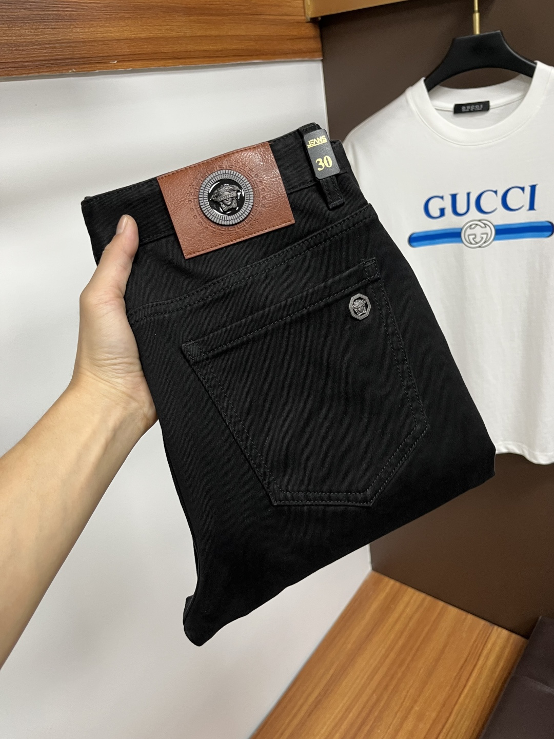 NO:573716,Versace's latest jeans in autumn 2025 are stress-free to enter and leave the store. Best-selling models in the counter. Taste and value are shared. Very comfortable to wear. Low-key yet luxurious. Very classy to wear. Needless to say the trousers style and cut. The upper body is exquisite and vivid. Real first-class top quality. Really palace-level casual pants, using Turkish cotton to produce the most famous denim. Excellent quality. Heavy washing makes the pants very soft. Straight-leg version.  Don't be picky, the upper body is absolutely stylish QD25 is extremely luxurious!  Size 29-38,,versace,jeans,alexander wang19860909范思哲 2025年秋季最新品牛仔裤出入专卖店无压力 专柜热销款 品味与价值共享 身穿着非常舒适 低调不失奢华 穿出去非常有档次,裤型款式和裁剪亦无需多言 上身精致跃然.真正一等一顶级质料 真正殿堂级的休闲裤,选用土耳其的棉花 生产出最有名的单宁布 品质卓然 经过重水洗使得裤子很柔软 直脚的版型 不挑人 上身绝对的有型 QD25 极度奢华！尺码29-38,,versace,jeans,alexander wang,Men's clothing