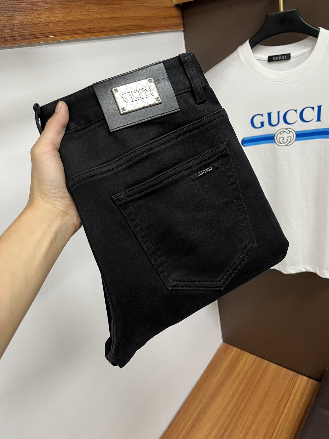 NO:573719,Valentino's 2025 autumn latest jeans are stress-free when entering and leaving the store. Best-selling models in the counter. Taste and value are shared. Very comfortable to wear. Low-key yet luxurious. Very classy to wear. Needless to say the trousers style and cut. The upper body is exquisite and vivid. Real first-class top quality materials. Really palace-level casual pants, using Turkish cotton to produce the most famous denim. Excellent quality. Heavy washing makes the pants very soft. Straight-leg version.  Don't be picky, the upper body is absolutely stylish QD25 is extremely luxurious!  Size 29-38,,valentino,jeans,alexander wang19860909华伦天奴 2025年秋季最新品牛仔裤出入专卖店无压力 专柜热销款 品味与价值共享 身穿着非常舒适 低调不失奢华 穿出去非常有档次,裤型款式和裁剪亦无需多言 上身精致跃然.真正一等一顶级质料 真正殿堂级的休闲裤,选用土耳其的棉花 生产出最有名的单宁布 品质卓然 经过重水洗使得裤子很柔软 直脚的版型 不挑人 上身绝对的有型 QD25 极度奢华！尺码29-38,,valentino,jeans,alexander wang,Men's clothing