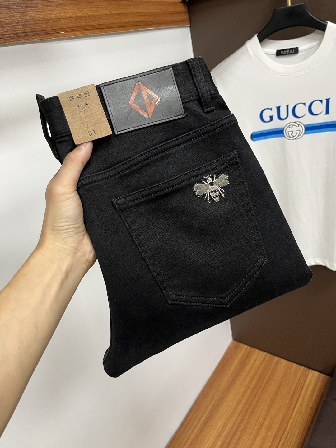 NO:573722,Dior's latest 2025 autumn jeans are stress-free in the store. Best-selling models in the counter. Shared taste and value. Very comfortable to wear. Low-key yet luxurious. Very classy to wear. Needless to say the trousers style and cut. The upper body is exquisite and vivid. Really first-class and top-quality materials. Really palace-level casual pants, using Turkish cotton to produce the most famous denim. Excellent quality. After heavy washing, the pants are very soft. Straight-leg version.  Don't be picky, the upper body is absolutely stylish QD25 is extremely luxurious!  Size 29-38,,dior,jeans,alexander wang19860909迪奥 2025年秋季最新品牛仔裤出入专卖店无压力 专柜热销款 品味与价值共享 身穿着非常舒适 低调不失奢华 穿出去非常有档次,裤型款式和裁剪亦无需多言 上身精致跃然.真正一等一顶级质料 真正殿堂级的休闲裤,选用土耳其的棉花 生产出最有名的单宁布 品质卓然 经过重水洗使得裤子很柔软 直脚的版型 不挑人 上身绝对的有型 QD25 极度奢华！尺码29-38,,dior,jeans,alexander wang,Men's clothing