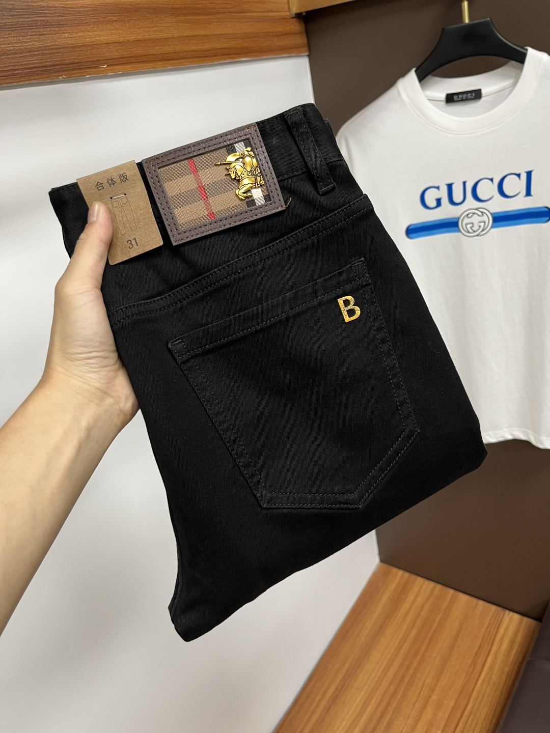 NO:573725,Burberry's 2025 autumn latest jeans are stress-free when entering and leaving the store. Best-selling models in the counter. Taste and value are shared. Very comfortable to wear. Low-key yet luxurious. Very classy to wear. Needless to say the trousers style and cut. The upper body is exquisite and vivid. Real first-class top quality. Really palace-level casual pants, using Turkish cotton to produce the most famous denim. Excellent quality. Heavy washing makes the pants very soft. Straight-footed version.  Don't be picky, the upper body is absolutely stylish QD25 is extremely luxurious!  Size 29-38,,burberry,jeans,alexander wang19860909巴宝莉 2025年秋季最新品牛仔裤出入专卖店无压力 专柜热销款 品味与价值共享 身穿着非常舒适 低调不失奢华 穿出去非常有档次,裤型款式和裁剪亦无需多言 上身精致跃然.真正一等一顶级质料 真正殿堂级的休闲裤,选用土耳其的棉花 生产出最有名的单宁布 品质卓然 经过重水洗使得裤子很柔软 直脚的版型 不挑人 上身绝对的有型 QD25 极度奢华！尺码29-38,,burberry,jeans,alexander wang,Men's clothing