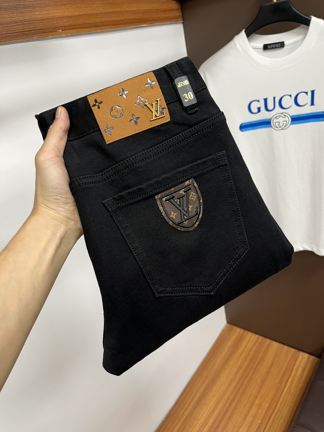 NO:573728,LV's latest 2025 autumn jeans are stress-free in and out of the store. Best-selling models in the counter. Taste and value are shared. Very comfortable to wear. Low-key yet luxurious. Very classy to wear. Needless to say the trousers style and cut. The upper body is exquisite and vivid. Real first-class top quality. Really top-level casual pants, using Turkish cotton. The most famous denim is produced. The quality is outstanding. After heavy washing, the pants are very soft. The straight-leg version is not picky.  The upper body is absolutely stylish QD25 is extremely luxurious!  Size 29-38,,louis vuitton,jeans,alexander wang19860909LV 2025年秋季最新品牛仔裤出入专卖店无压力 专柜热销款 品味与价值共享 身穿着非常舒适 低调不失奢华 穿出去非常有档次,裤型款式和裁剪亦无需多言 上身精致跃然.真正一等一顶级质料 真正殿堂级的休闲裤,选用土耳其的棉花 生产出最有名的单宁布 品质卓然 经过重水洗使得裤子很柔软 直脚的版型 不挑人 上身绝对的有型 QD25 极度奢华！尺码29-38,,louis vuitton,jeans,alexander wang,Men's clothing