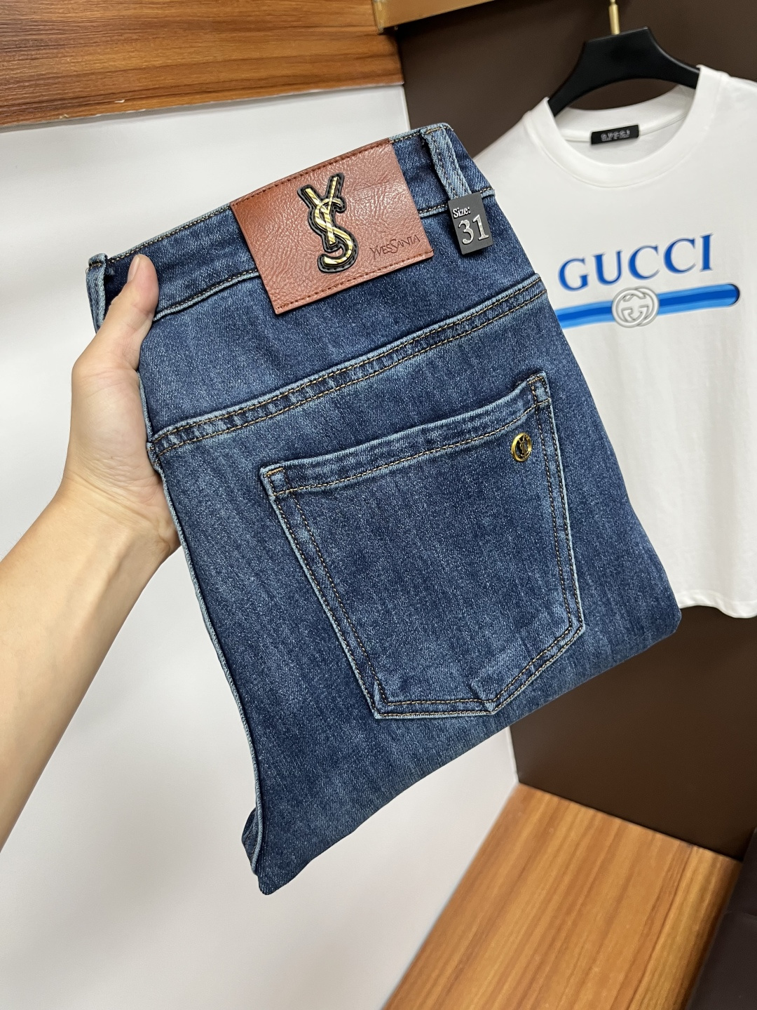 NO:573730,Yves Saint Laurent's 2025 autumn latest jeans are stress-free to enter and leave the store. Best-selling models in the counter. Taste and value are shared. Very comfortable to wear. Low-key yet luxurious. Very classy to wear. Needless to say the trousers style and cut. The upper body is exquisite and vivid. Real first-class top quality materials. Really palace-level casual pants, using Turkish cotton to produce the most famous denim. Excellent quality. Heavy washing makes the pants very soft. Straight-leg version.  Don't be picky, the upper body is absolutely stylish QD25 is extremely luxurious!  Size 29-38,,saint laurent,jeans,alexander wang19860909圣罗兰 2025年秋季最新品牛仔裤出入专卖店无压力 专柜热销款 品味与价值共享 身穿着非常舒适 低调不失奢华 穿出去非常有档次,裤型款式和裁剪亦无需多言 上身精致跃然.真正一等一顶级质料 真正殿堂级的休闲裤,选用土耳其的棉花 生产出最有名的单宁布 品质卓然 经过重水洗使得裤子很柔软 直脚的版型 不挑人 上身绝对的有型 QD25 极度奢华！尺码29-38,,saint laurent,jeans,alexander wang,Men's clothing