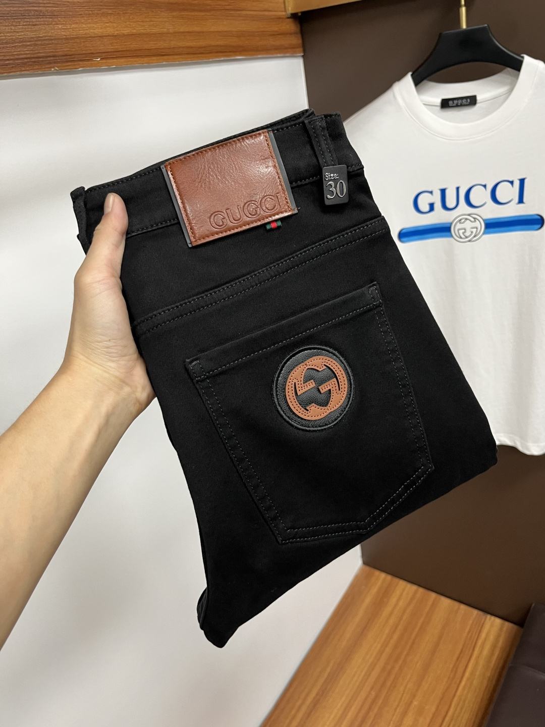 NO:573732,Gucci's latest 2025 autumn jeans are stress-free in and out of the store. Best-selling models in the counter. Shared taste and value. Very comfortable to wear. Low-key yet luxurious. Very classy to wear. Needless to say the trousers style and cut. The upper body is exquisite and vivid. Real first-class top quality materials. Really palace-level casual pants, using Turkish cotton to produce the most famous denim. Excellent quality. Heavy washing makes the pants very soft. Straight-leg version.  Don't be picky, the upper body is absolutely stylish QD25 is extremely luxurious!  Size 29-38,,jeans,alexander wang19860909古奇 2025年秋季最新品牛仔裤出入专卖店无压力 专柜热销款 品味与价值共享 身穿着非常舒适 低调不失奢华 穿出去非常有档次,裤型款式和裁剪亦无需多言 上身精致跃然.真正一等一顶级质料 真正殿堂级的休闲裤,选用土耳其的棉花 生产出最有名的单宁布 品质卓然 经过重水洗使得裤子很柔软 直脚的版型 不挑人 上身绝对的有型 QD25 极度奢华！尺码29-38,,jeans,alexander wang,Men's clothing