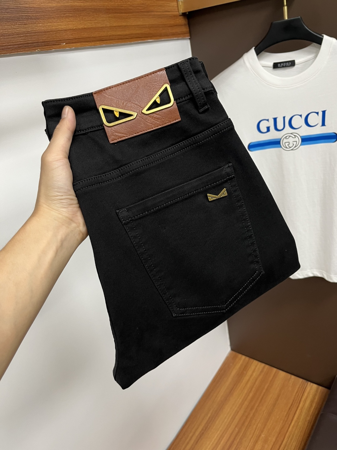 NO:573734,Fendi's latest 2025 autumn jeans are stress-free when entering and leaving the store. Best-selling models in the counter. Taste and value are shared. Very comfortable to wear. Low-key yet luxurious. Very classy to wear. Needless to say the trousers style and cut. The upper body is exquisite and vivid. Really first-class and top-quality materials. Really palace-level casual pants, using Turkish cotton to produce the most famous denim. Excellent quality. Heavy washing makes the pants very soft. Straight-leg version.  Don't be picky, the upper body is absolutely stylish QD25 is extremely luxurious!  Size 29-38,,fendi,jeans,alexander wang19860909芬迪 2025年秋季最新品牛仔裤出入专卖店无压力 专柜热销款 品味与价值共享 身穿着非常舒适 低调不失奢华 穿出去非常有档次,裤型款式和裁剪亦无需多言 上身精致跃然.真正一等一顶级质料 真正殿堂级的休闲裤,选用土耳其的棉花 生产出最有名的单宁布 品质卓然 经过重水洗使得裤子很柔软 直脚的版型 不挑人 上身绝对的有型 QD25 极度奢华！尺码29-38,,fendi,jeans,alexander wang,Men's clothing