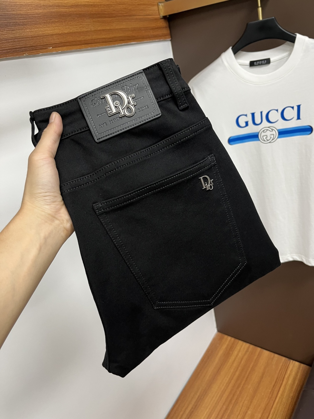 NO:573736,Dior's latest 2025 autumn jeans are stress-free in the store. Best-selling models in the counter. Shared taste and value. Very comfortable to wear. Low-key yet luxurious. Very classy to wear. Needless to say the trousers style and cut. The upper body is exquisite and vivid. Really first-class and top-quality materials. Really palace-level casual pants, using Turkish cotton to produce the most famous denim. Excellent quality. After heavy washing, the pants are very soft. Straight-leg version.  Don't be picky, the upper body is absolutely stylish QD25 is extremely luxurious!  Size 29-38,,dior,jeans,alexander wang19860909迪奥 2025年秋季最新品牛仔裤出入专卖店无压力 专柜热销款 品味与价值共享 身穿着非常舒适 低调不失奢华 穿出去非常有档次,裤型款式和裁剪亦无需多言 上身精致跃然.真正一等一顶级质料 真正殿堂级的休闲裤,选用土耳其的棉花 生产出最有名的单宁布 品质卓然 经过重水洗使得裤子很柔软 直脚的版型 不挑人 上身绝对的有型 QD25 极度奢华！尺码29-38,,dior,jeans,alexander wang,Men's clothing