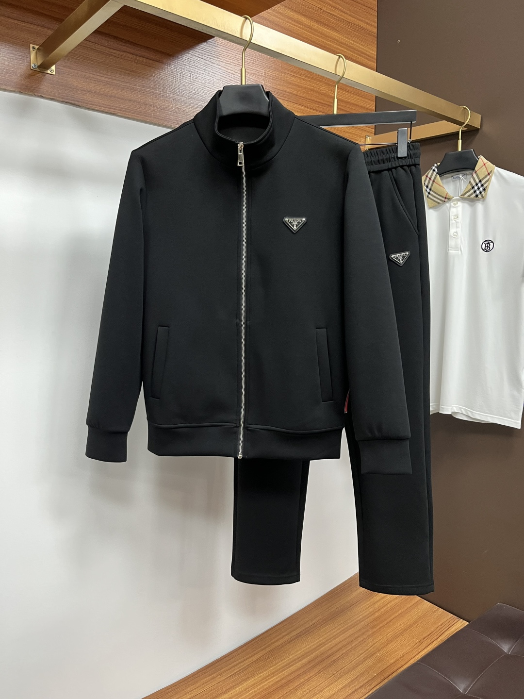 NO:573738,Prada 2025 autumn and winter new counter casual suit, breathable, comfortable and casual!  Full of high-end feel!  The details are exquisite and high-end, and the workmanship is impeccable!  The original high-end fabric is very high-end!  The fabric is crisp, anti-wrinkle and wear-resistant, warm, neat and stylish. Everyone must buy a set this autumn and winter. They must look cool and cool when wearing it. This is a particularly recommended model from our store!  M-3XL,,prada,alexander wang19860909普拉达 2025秋冬新款专柜同款休闲套装,透气舒适休闲！高级感满满！细节精致高档,做工无可挑剔！原版高端面料很显高级！面料挺括抗皱耐磨,保暖利落有型 这个秋冬每人必须入手一套 穿上必须是醉帅气的 咋们家特别推荐款！M-3XL,,prada,alexander wang,Men's clothing