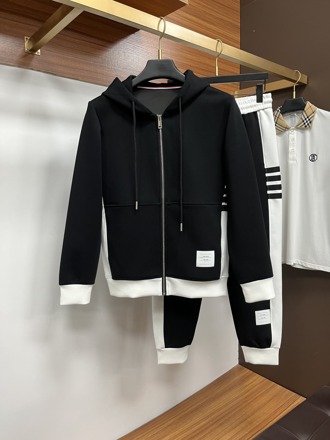 NO:573727,TB 2025 autumn and winter new counter casual suit, breathable, comfortable and casual!  Full of high-end feel!  The details are exquisite and high-end, and the workmanship is impeccable!  The original high-end fabric is very high-end!  The fabric is crisp, anti-wrinkle and wear-resistant, warm, neat and stylish. Everyone must buy a set this autumn and winter. They must look cool and cool when wearing it. This is a special recommendation from our store!  M-3XL,,alexander wang19860909TB 2025秋冬新款专柜同款休闲套装,透气舒适休闲！高级感满满！细节精致高档,做工无可挑剔！原版高端面料很显高级！面料挺括抗皱耐磨,保暖利落有型 这个秋冬每人必须入手一套 穿上必须是醉帅气的 咋们家特别推荐款！M-3XL,,alexander wang,Men's clothing