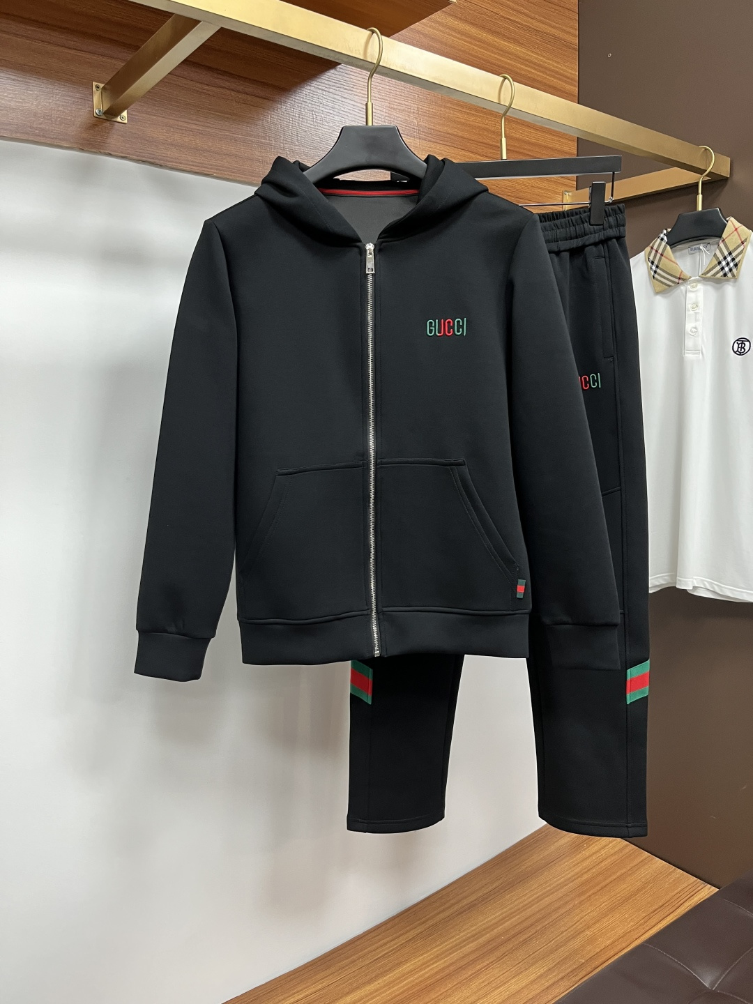 NO:573729,Gucci 2025 autumn and winter new counter casual suit, breathable, comfortable and casual!  Full of high-end feel!  The details are exquisite and high-end, and the workmanship is impeccable!  The original high-end fabric is very high-end!  The fabric is crisp, anti-wrinkle and wear-resistant, warm, neat and stylish. Everyone must buy a set this autumn and winter. They must look cool and cool when wearing it. This is a particularly recommended model from our store!  M-3XL,,alexander wang19860909古奇 2025秋冬新款专柜同款休闲套装,透气舒适休闲！高级感满满！细节精致高档,做工无可挑剔！原版高端面料很显高级！面料挺括抗皱耐磨,保暖利落有型 这个秋冬每人必须入手一套 穿上必须是醉帅气的 咋们家特别推荐款！M-3XL,,alexander wang,Men's clothing